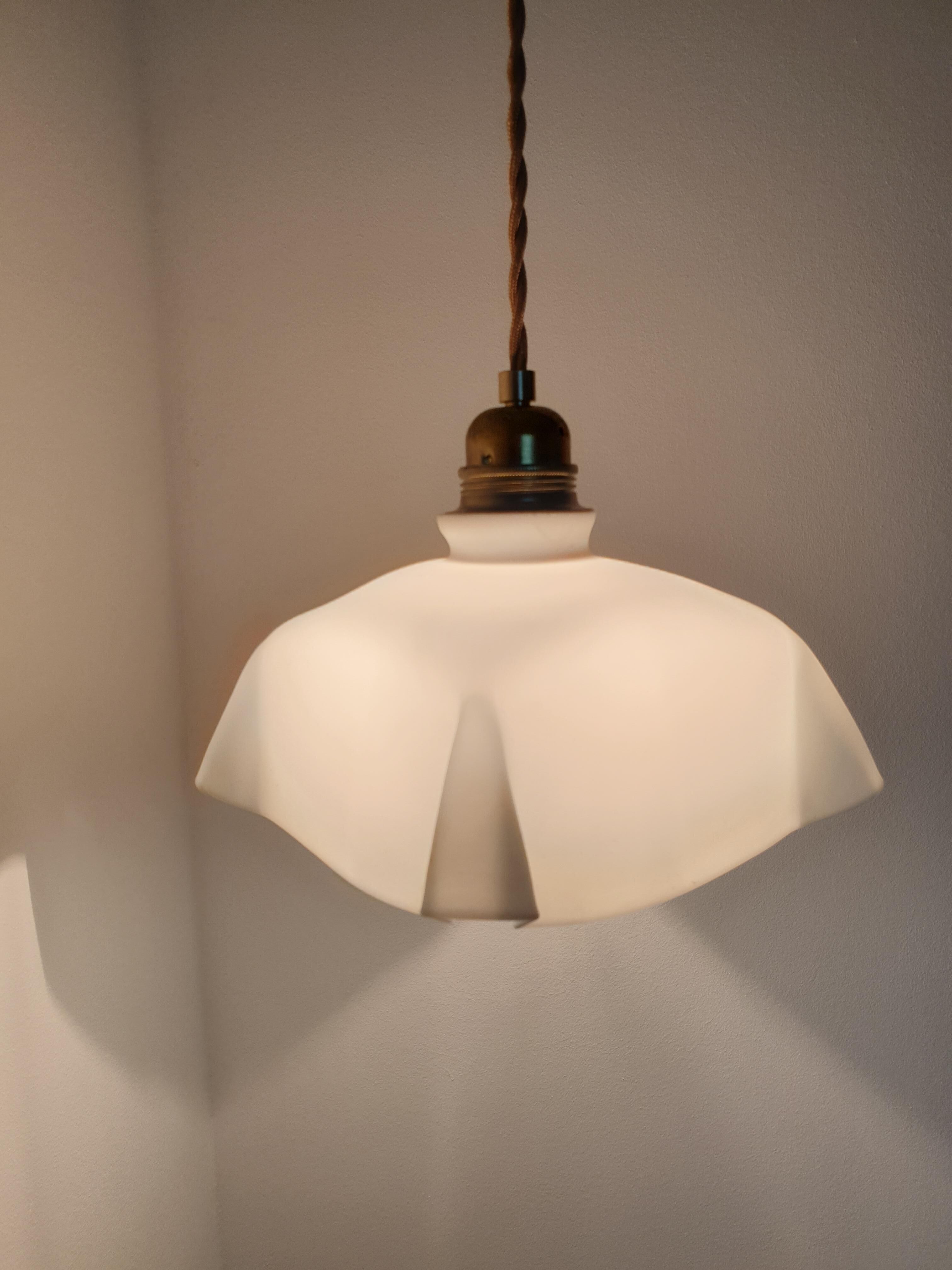 Suspension en opaline blanche drapé