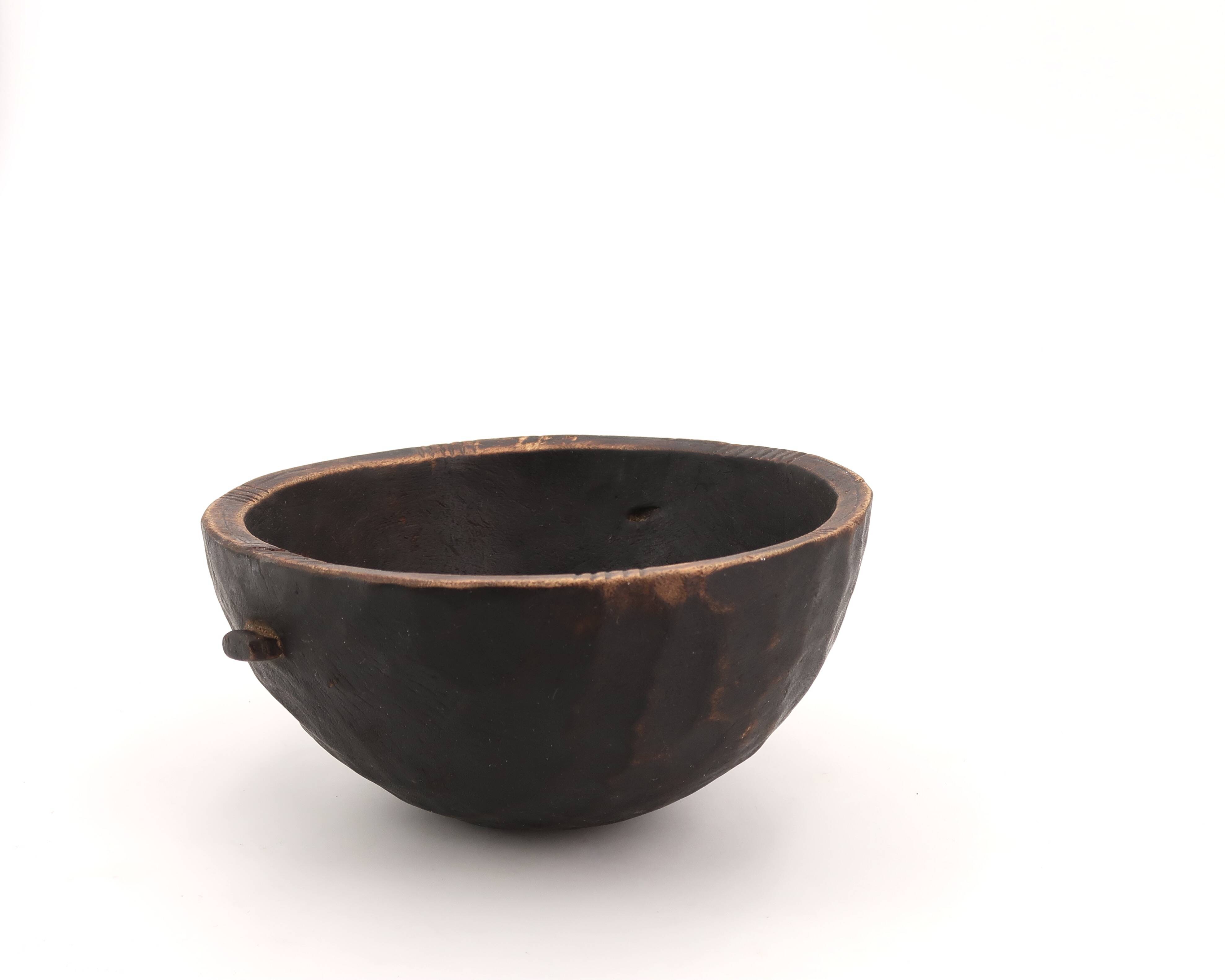 Empty African tumbler pocket dish in blackened wood, 1970s