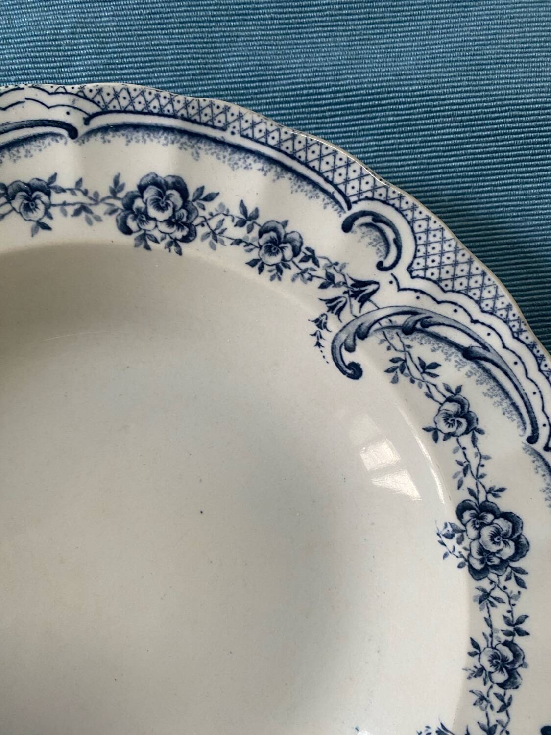 Round dish in old Wedgwood ironstone 