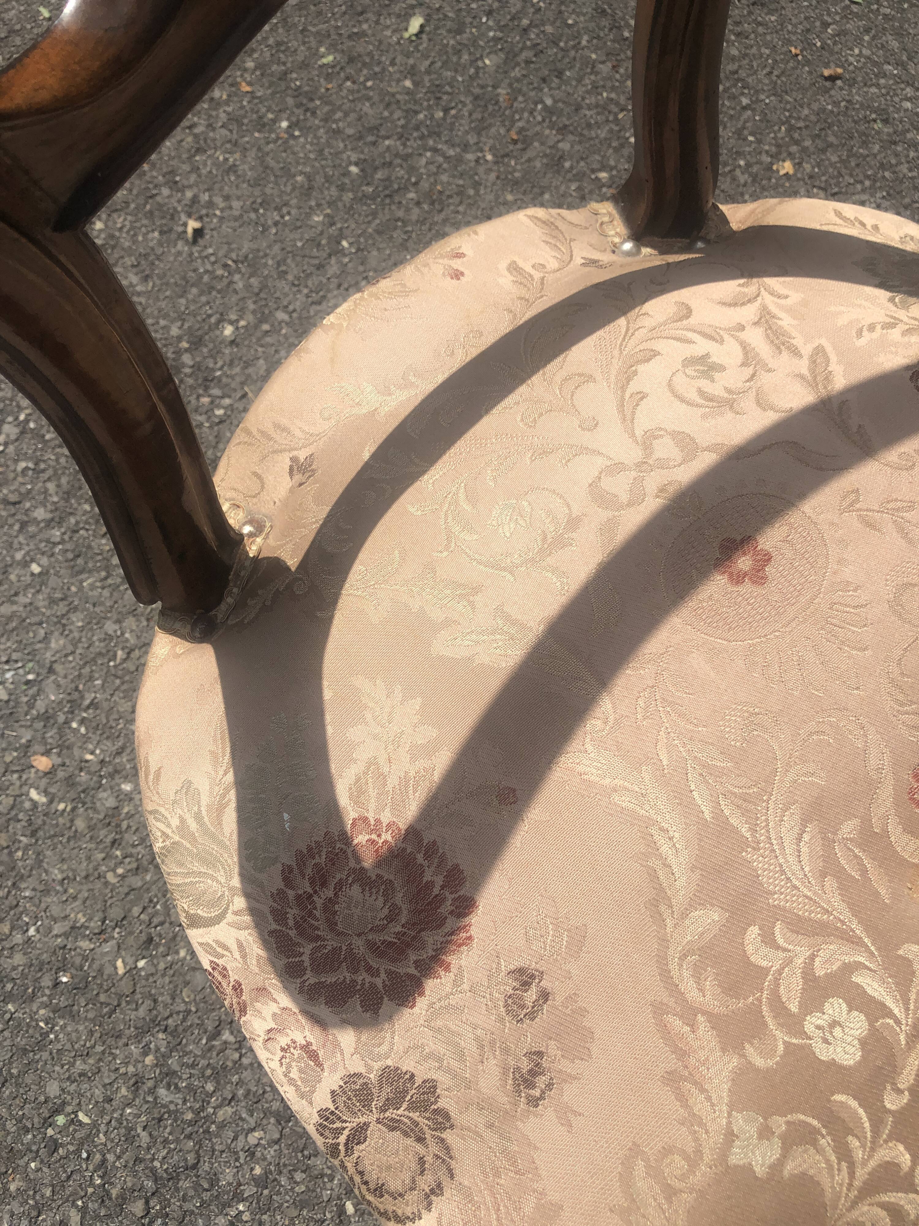 Louis-Philippe medallion chair from the 19th century in solid walnut.