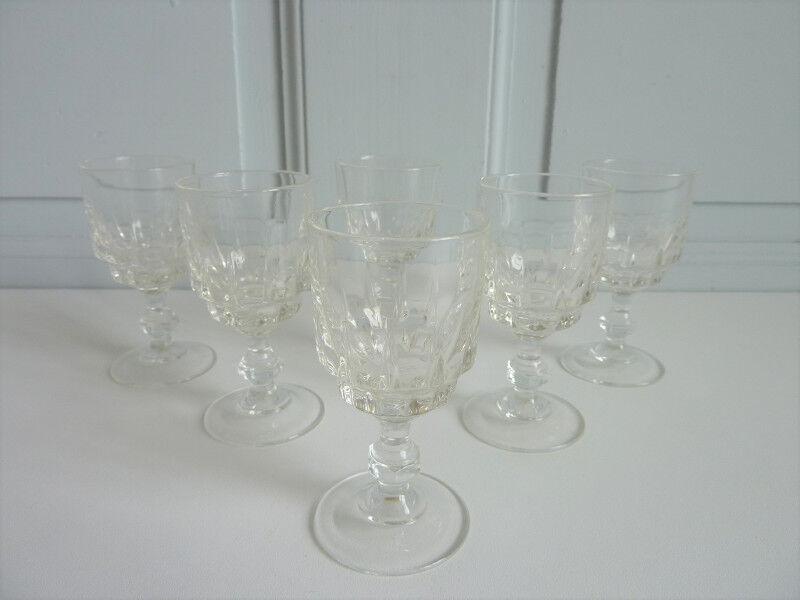 6 glasses with a liqueur