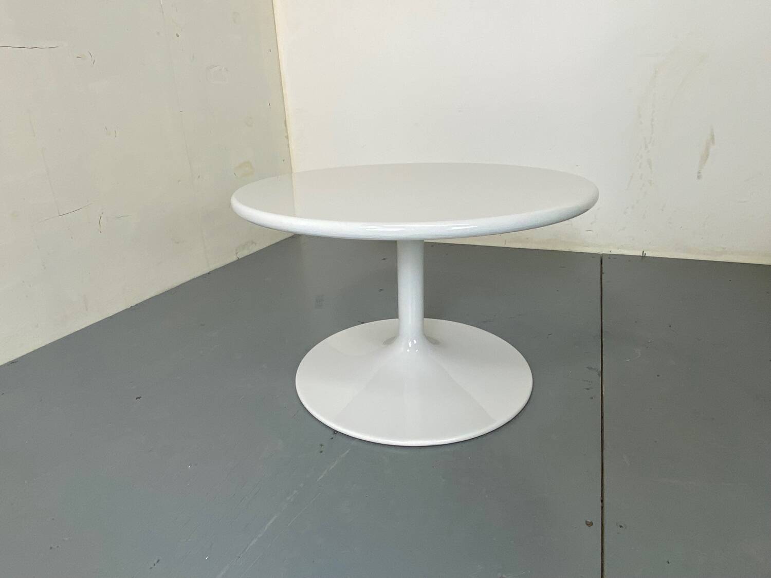 Table basse ronde blanche par Artifort, années 1970