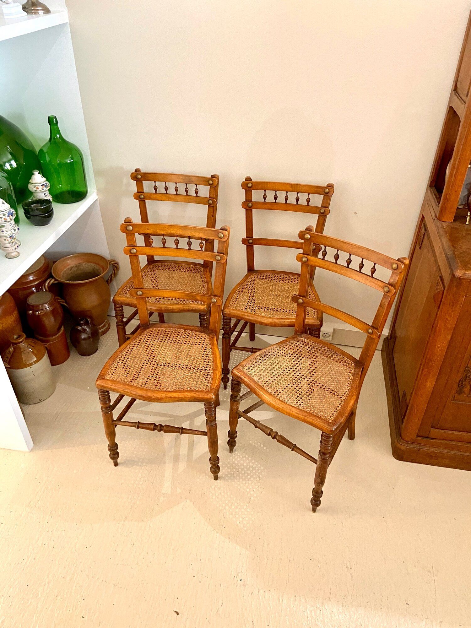 4 chaises en bois et cannage