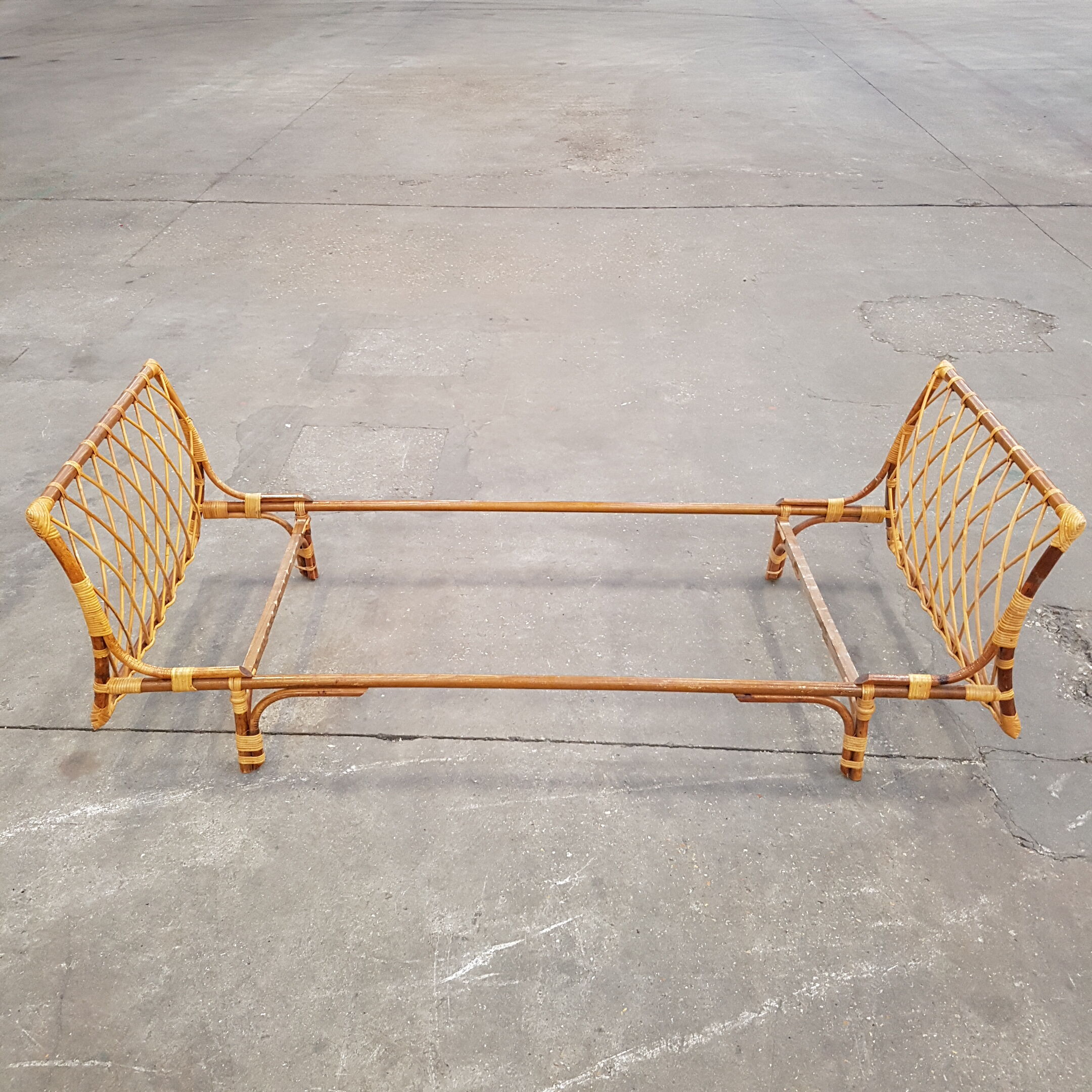 Lit enfant vintage en rotin