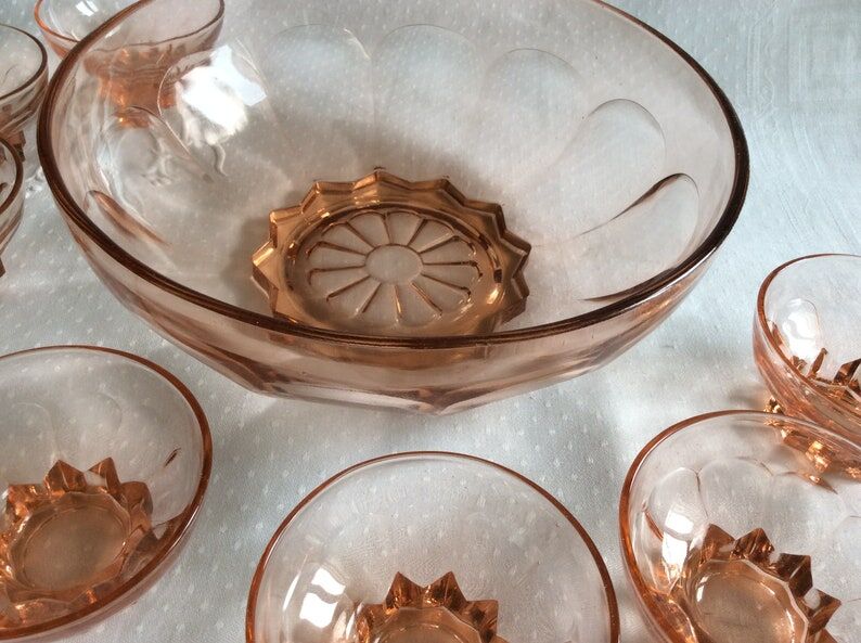 Set of 8 vintage dessert bowls and its pink bowl 1960s