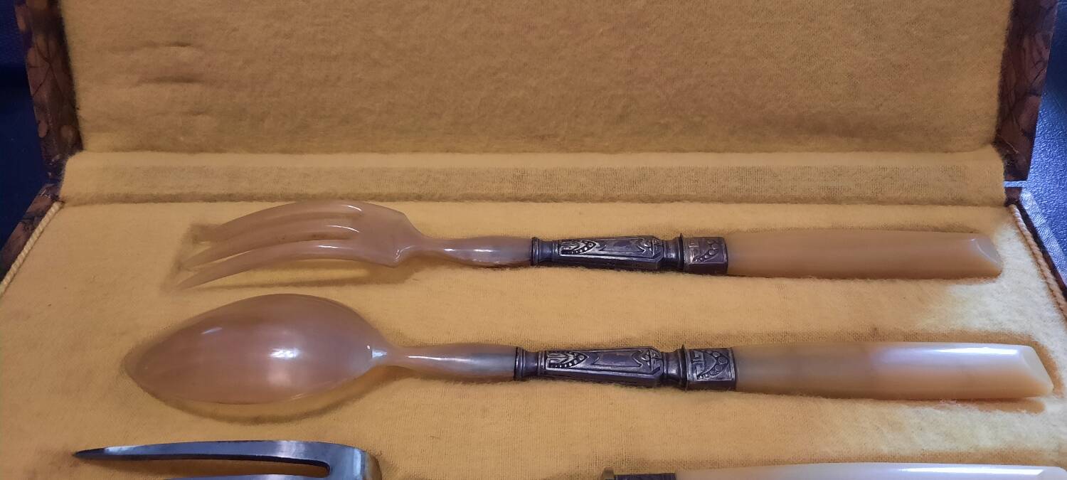 Serving cutlery