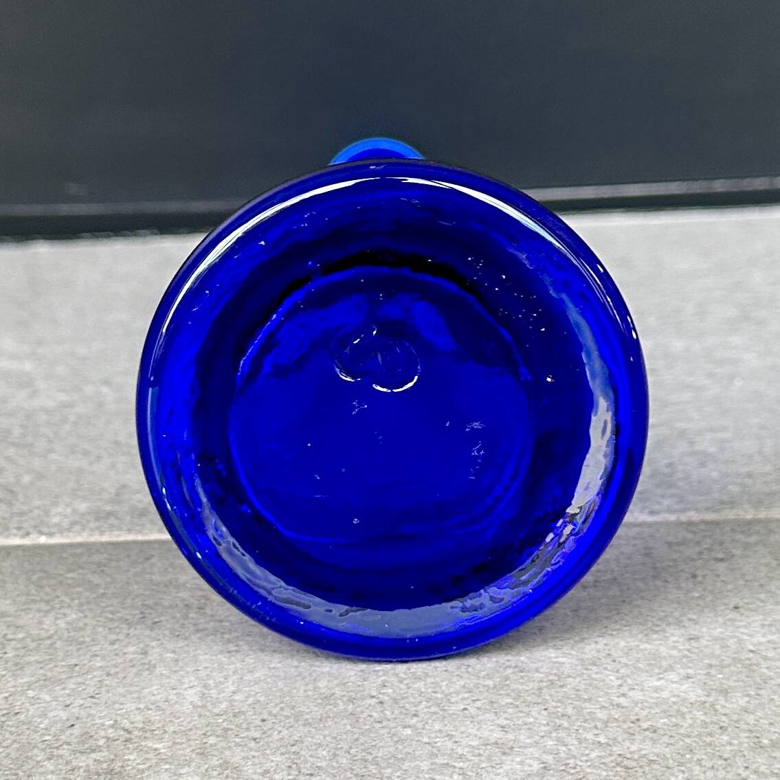 Soliflore en Verre Bleu Vintage des Années 80 – Élégance et Style Rétro