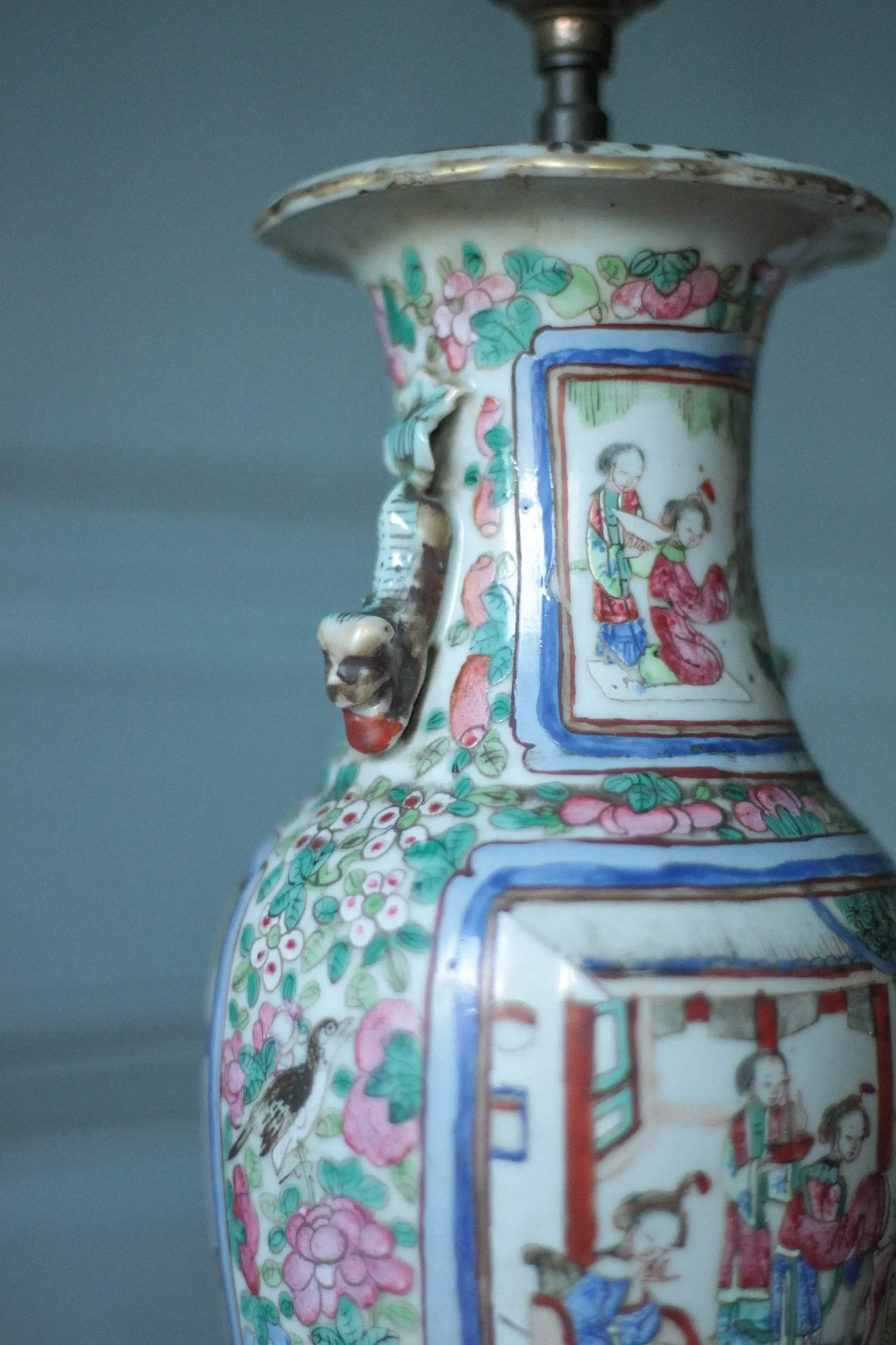 Pied de lampe de table en porcelaine de Canton, décor polychrome, Chine