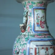 Pied de lampe de table en porcelaine de Canton, décor polychrome, Chine