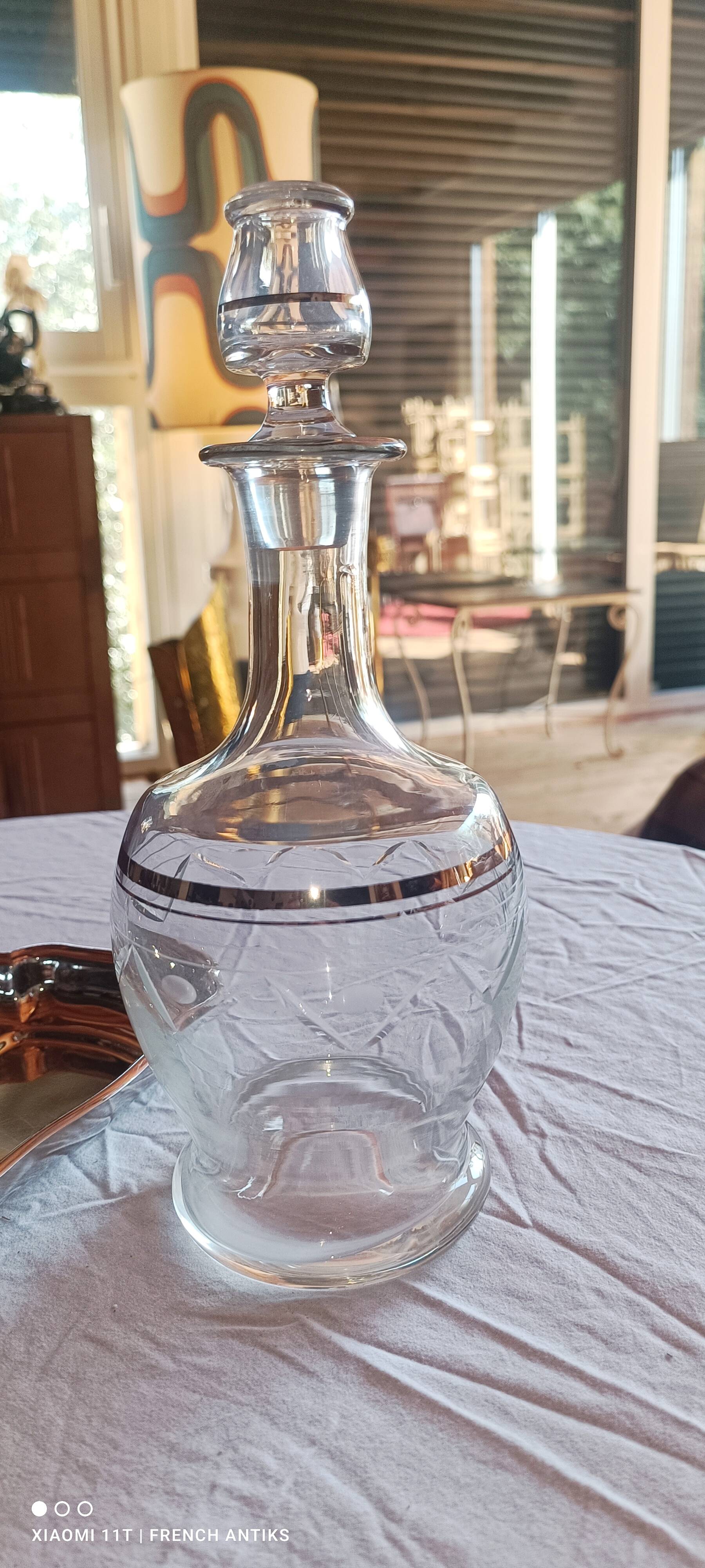 Blown glass decanter, engraved and chiselled. Made in France.
