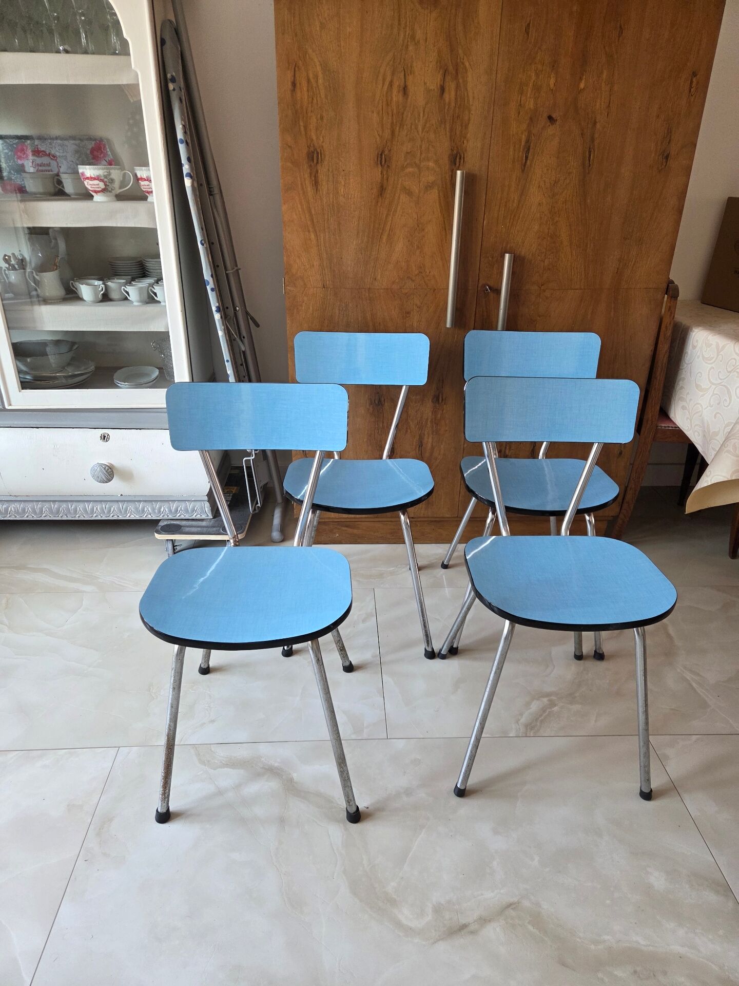 Lot de 4 chaises en formica