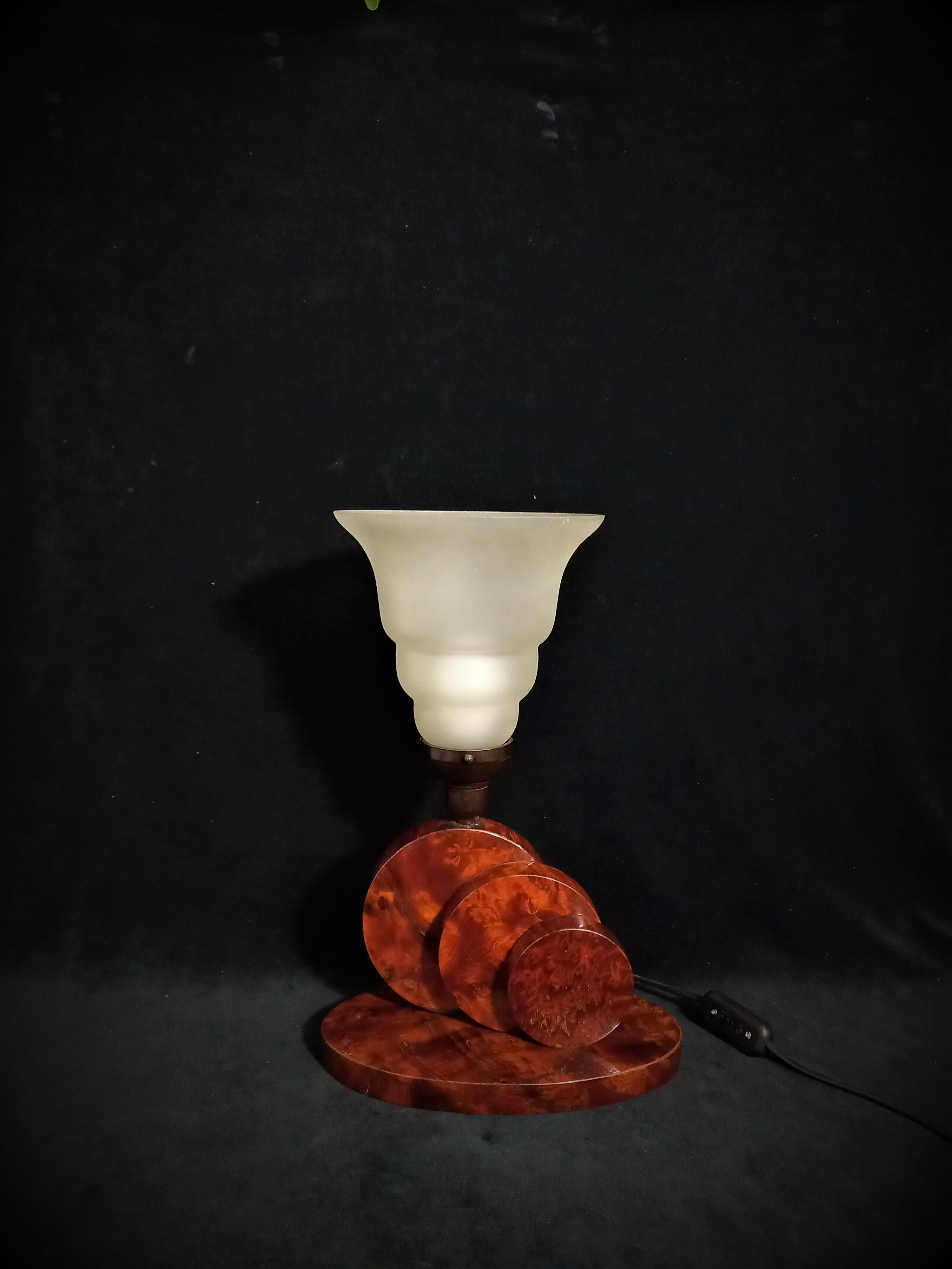 Lampe sculptural art déco en loupe d’acajou
