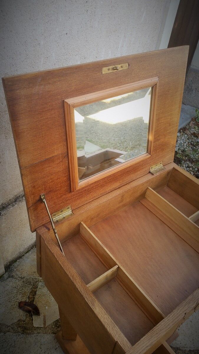 Art deco era hairdresser