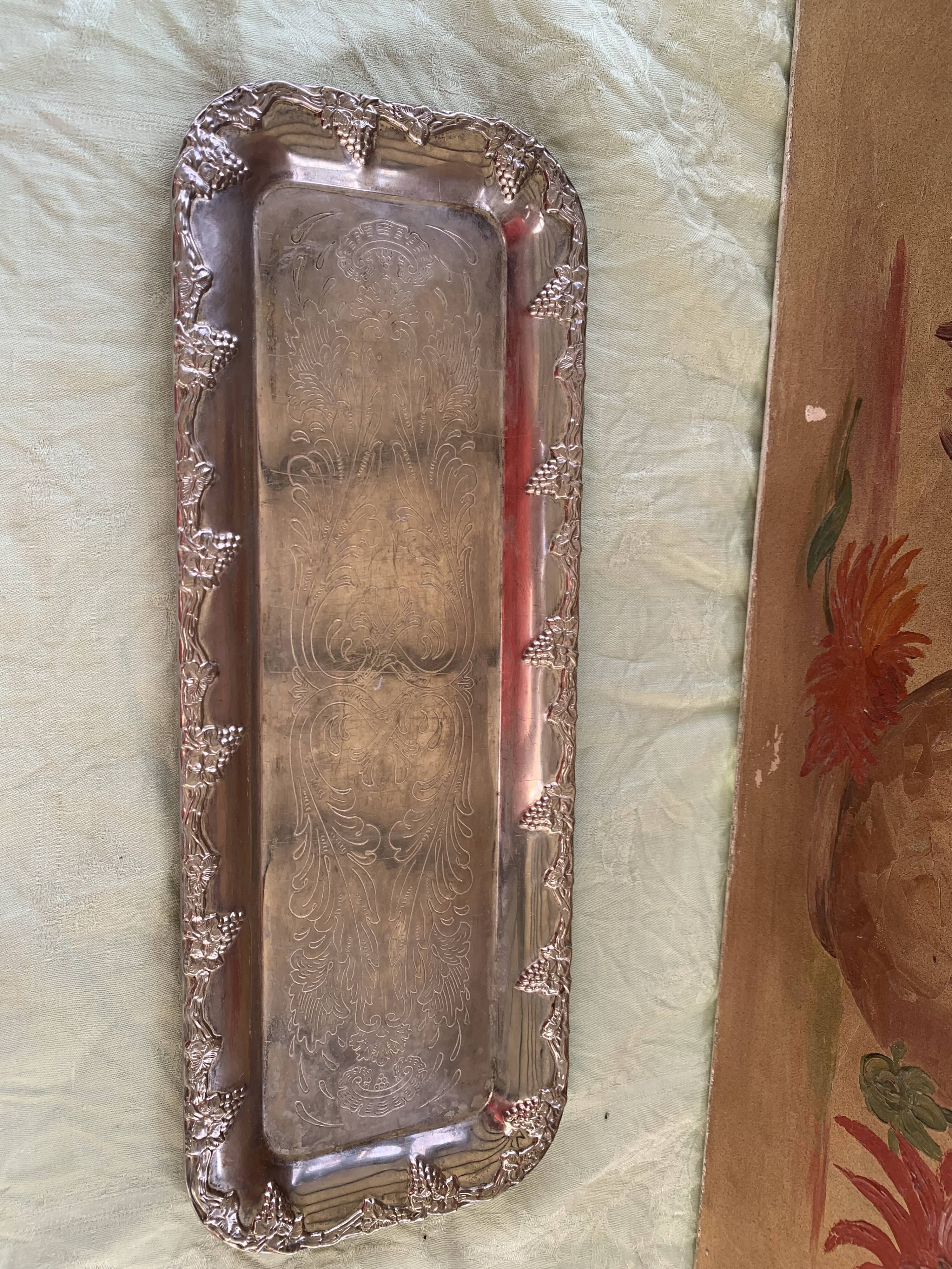 Rectangular metal top in chiseled silver color and vintage grape pattern