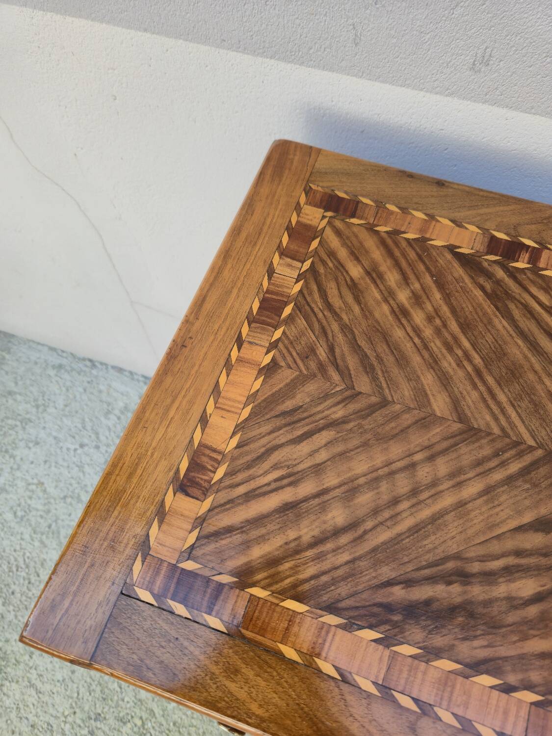 Commode Chiffonnier d'époque Louis XVI en marqueterie