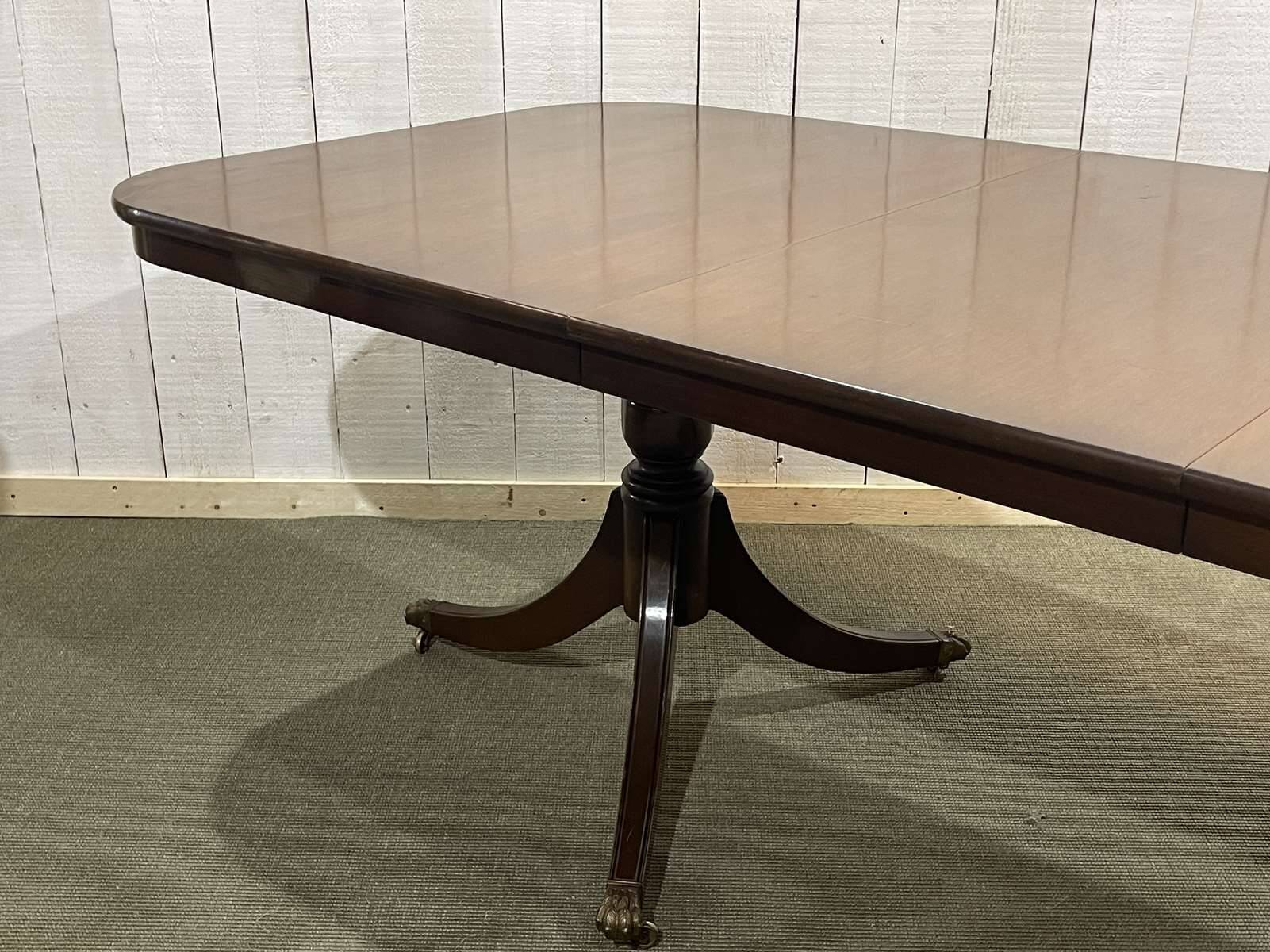 Table anglaise Regency en noyer des années 1950 avec 1 allonge