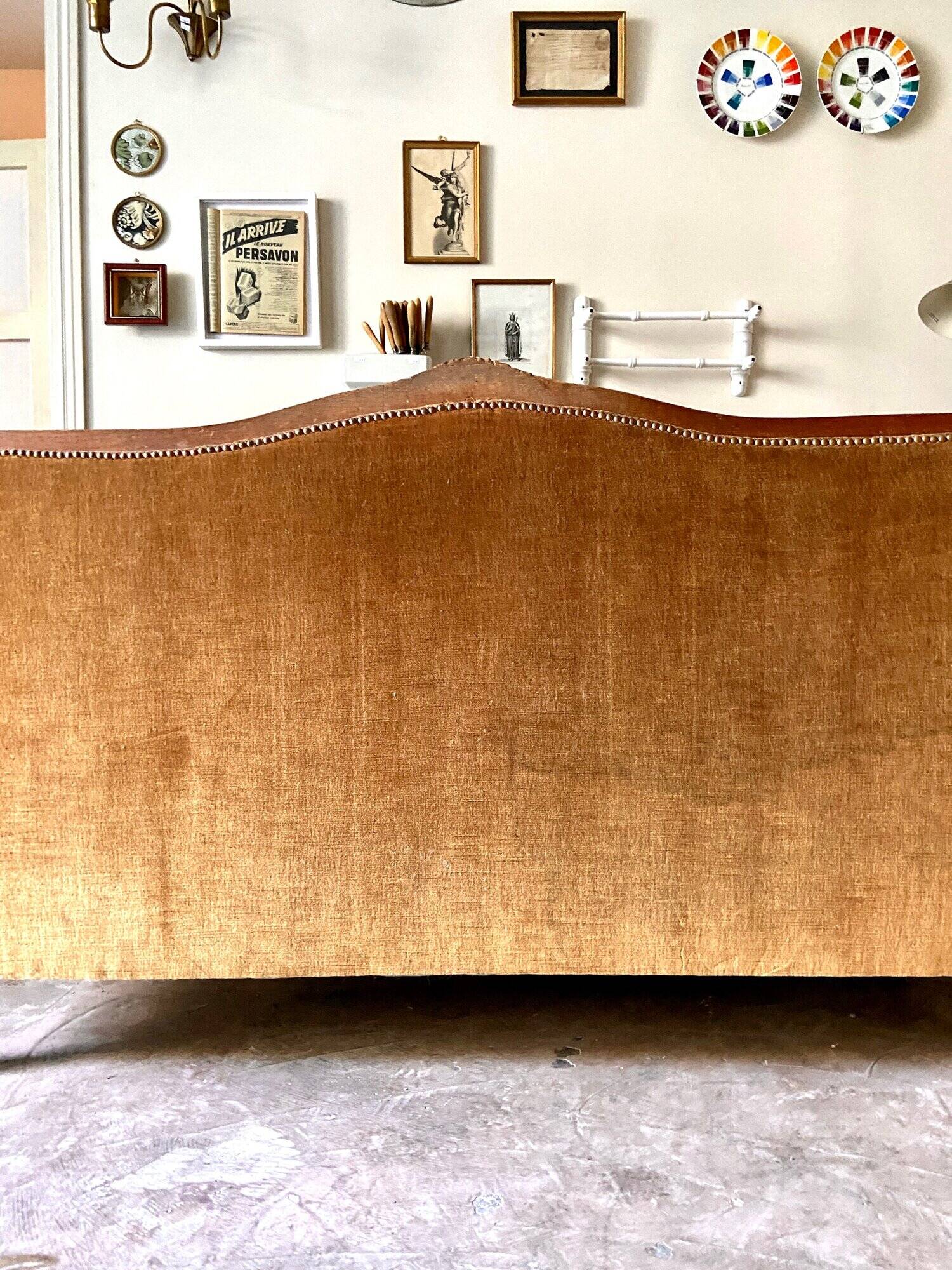 Bench, roller daybed in chiseled wood and ocher velvet, mid-19th century