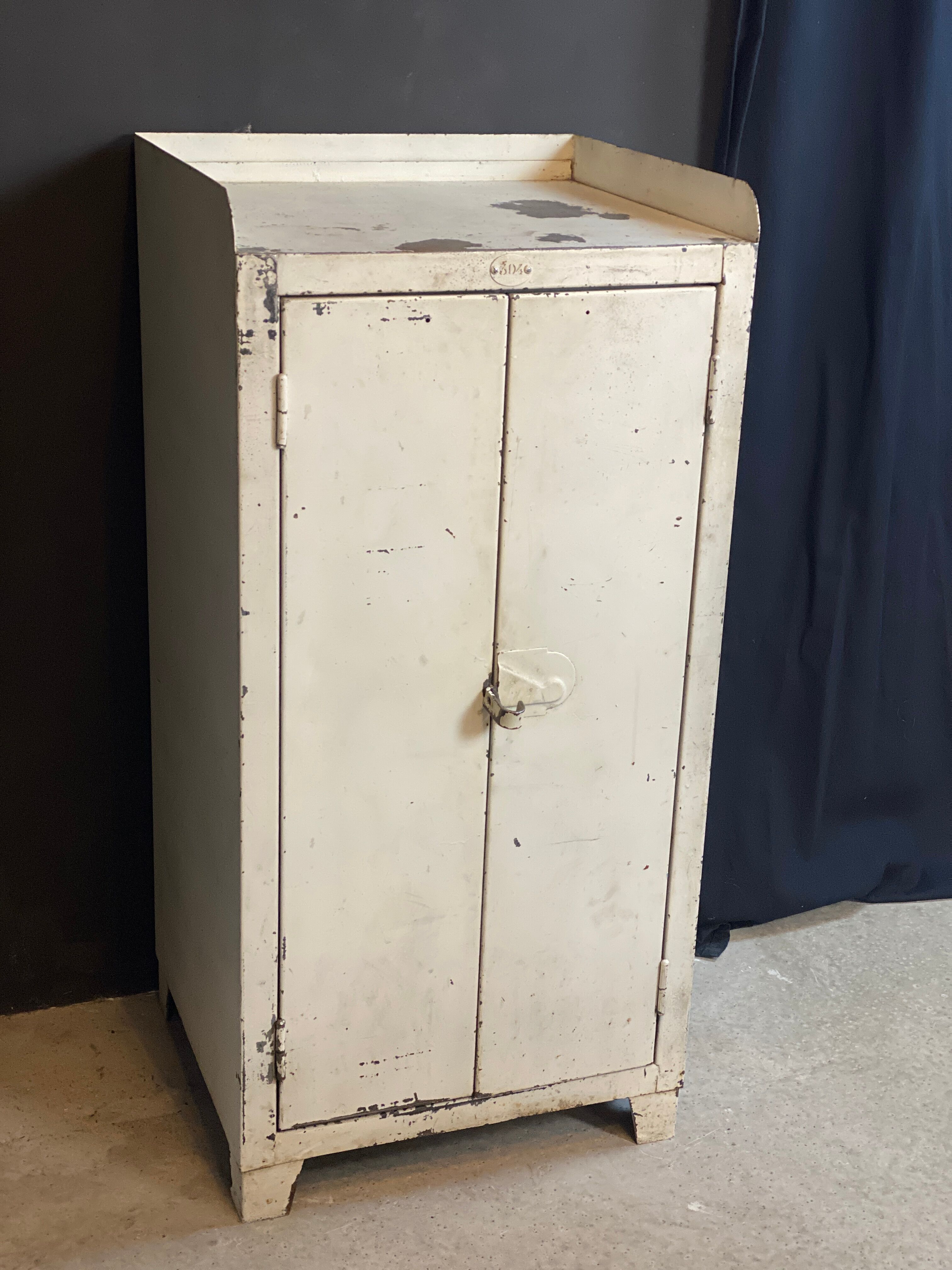 Metal cabinet