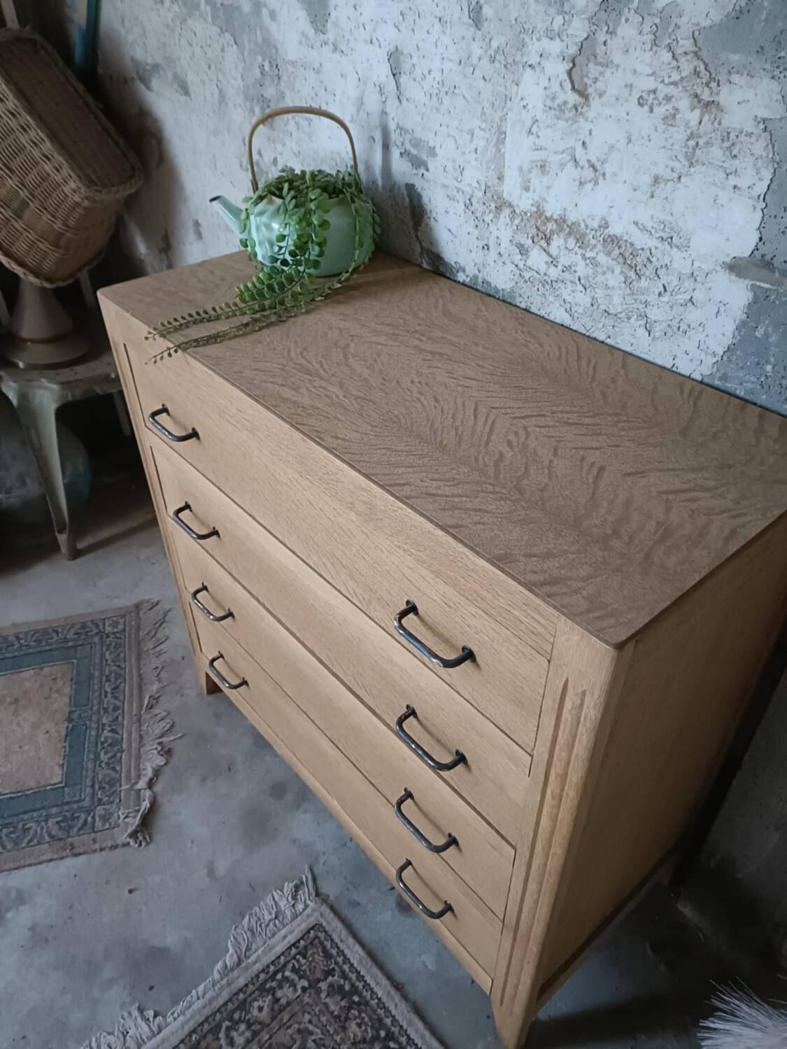 Wooden chest of drawers