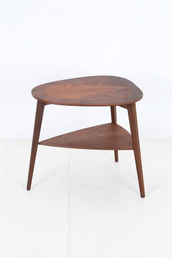 Rare mid-century walnut side table / coffee table with shelf by Jørgen Aakjær Jørgensen for Møbelintarsia / Danish modern design / 1960s