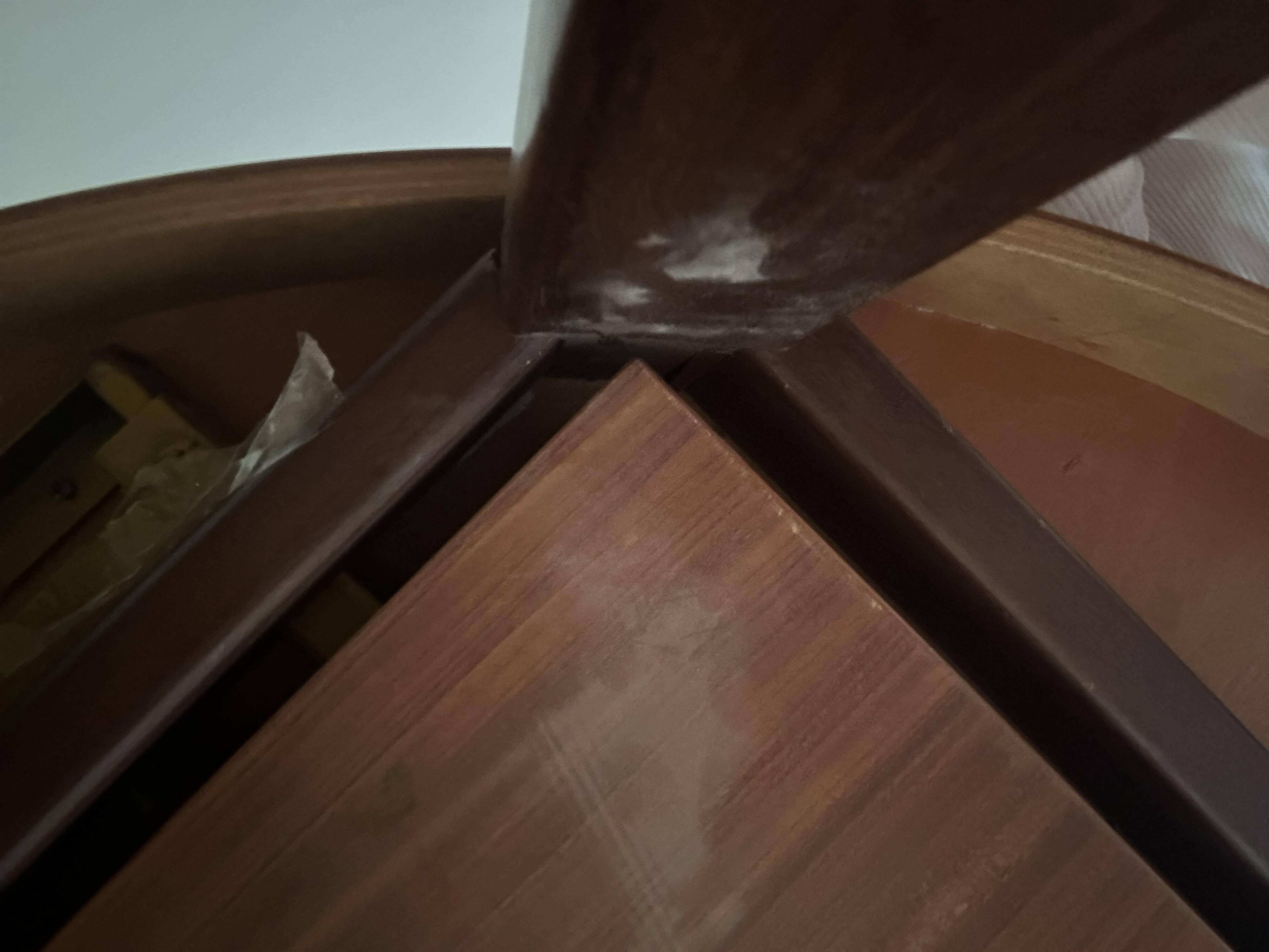 Extendable teak table