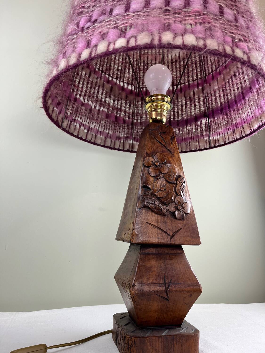 Lampe de table en bois sculpté, abat-jour en laine
