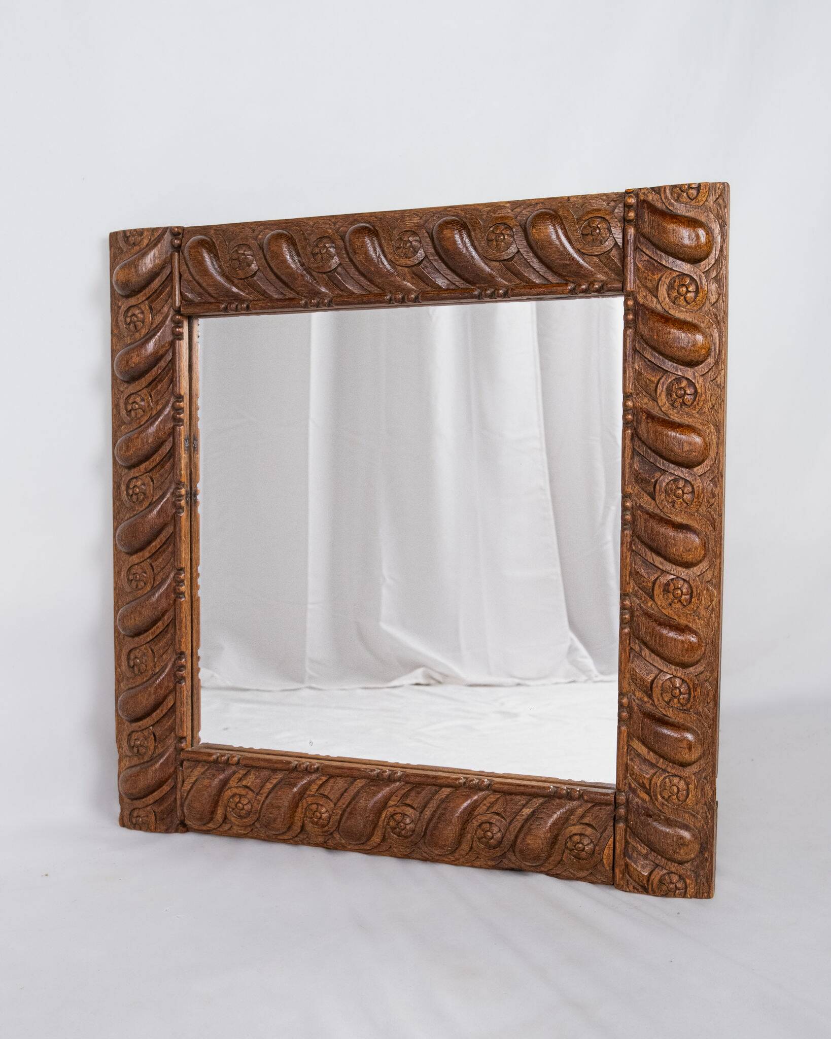 Miroir en bois sculpté style Seiz Breur, Bretagne, France, début XXe siècle