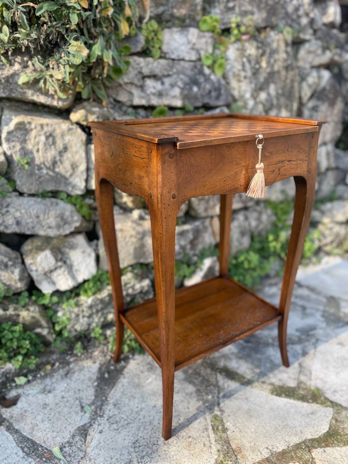 Small Louis XV period writing table in Walnut. 18th Century Period