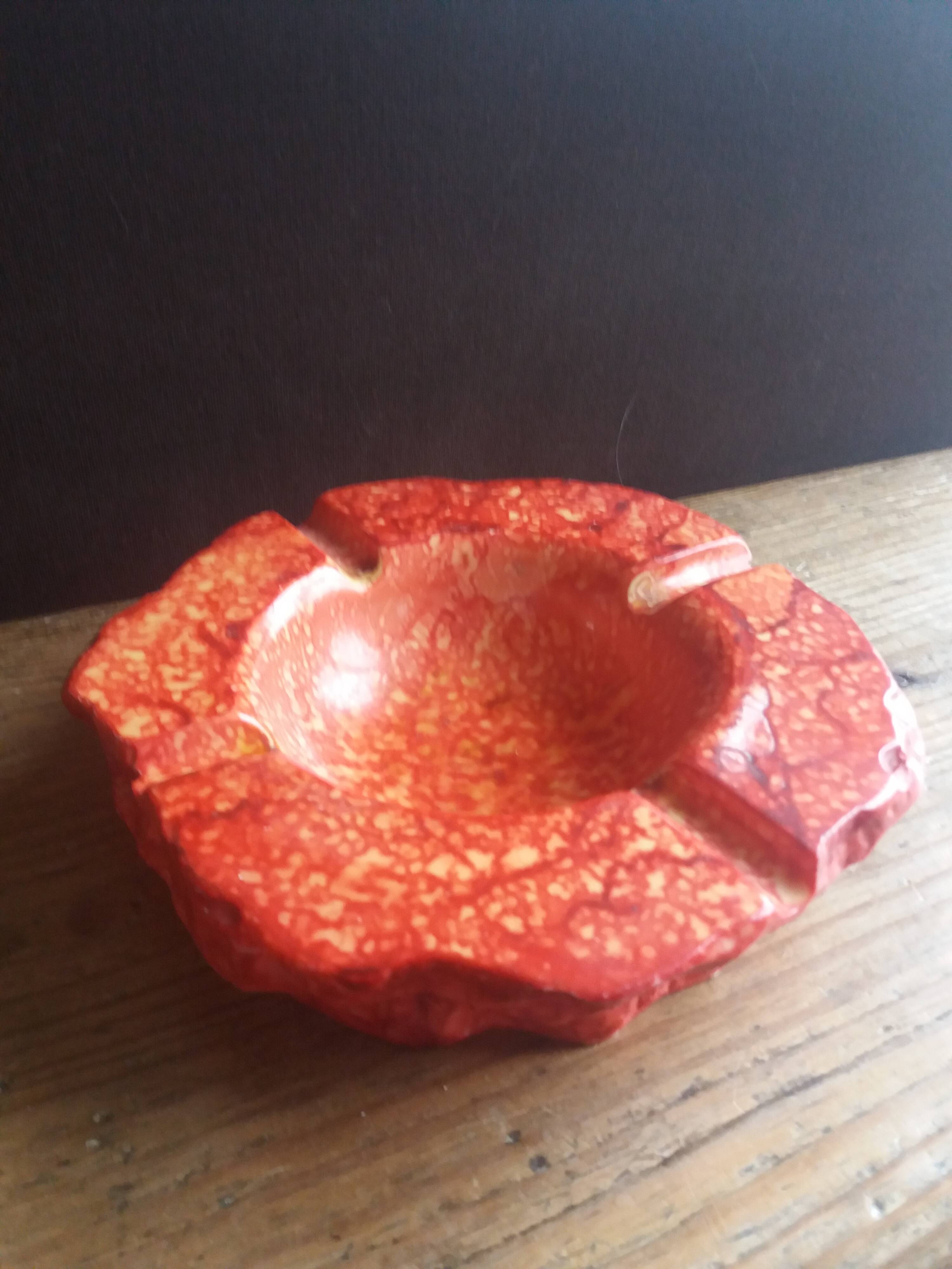 Cendrier albatre rouge