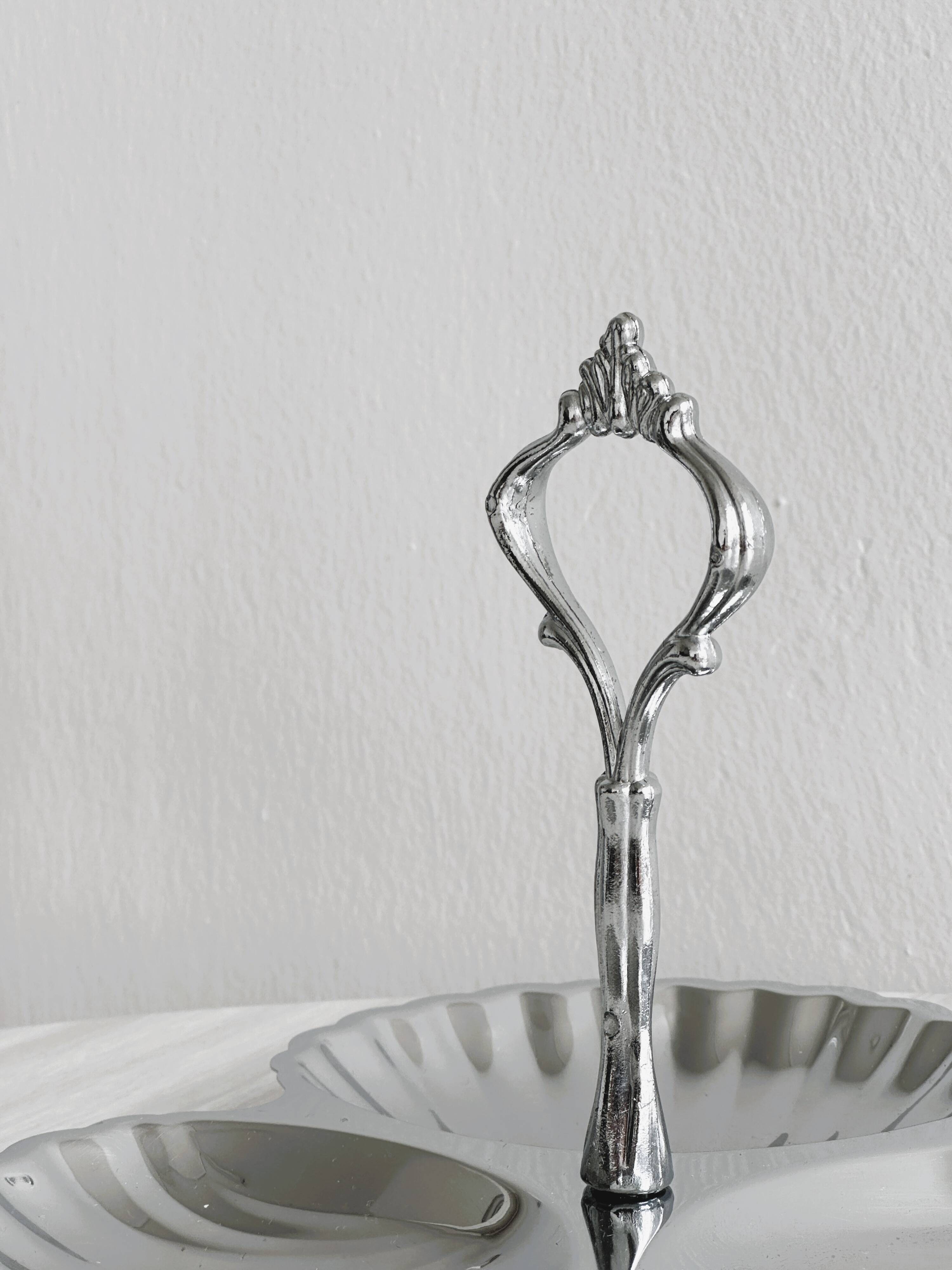 Compartmentalized dish in light metal