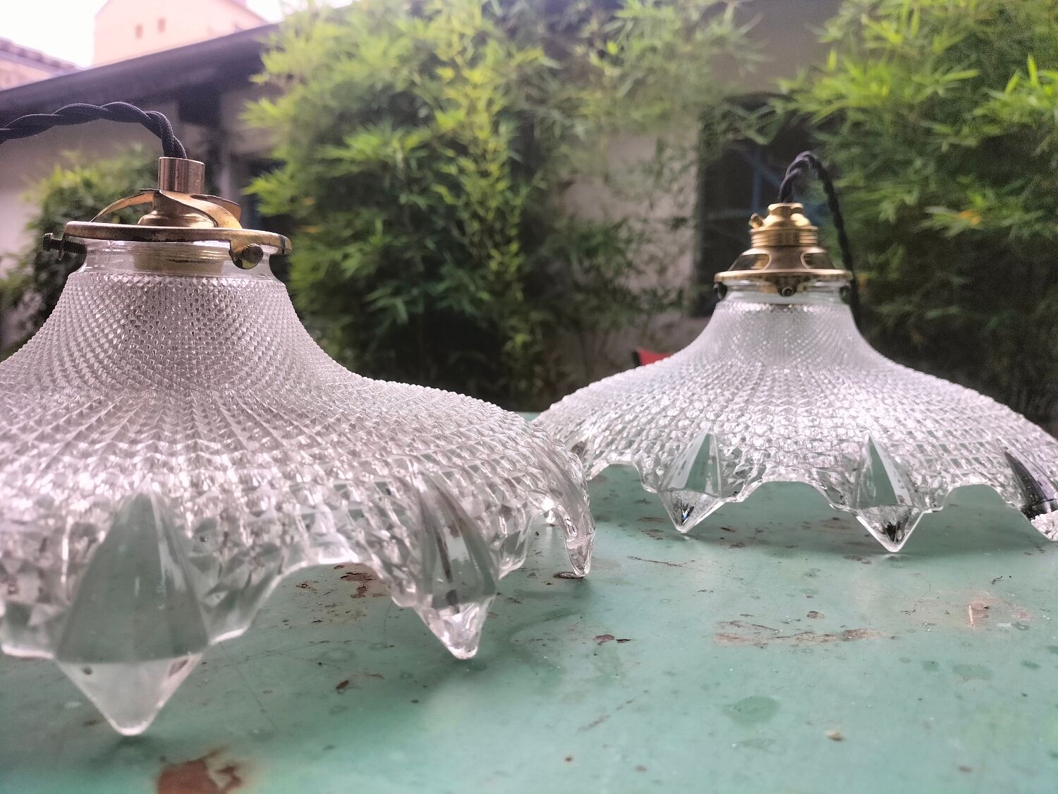 Paire suspensions en verre holophane
