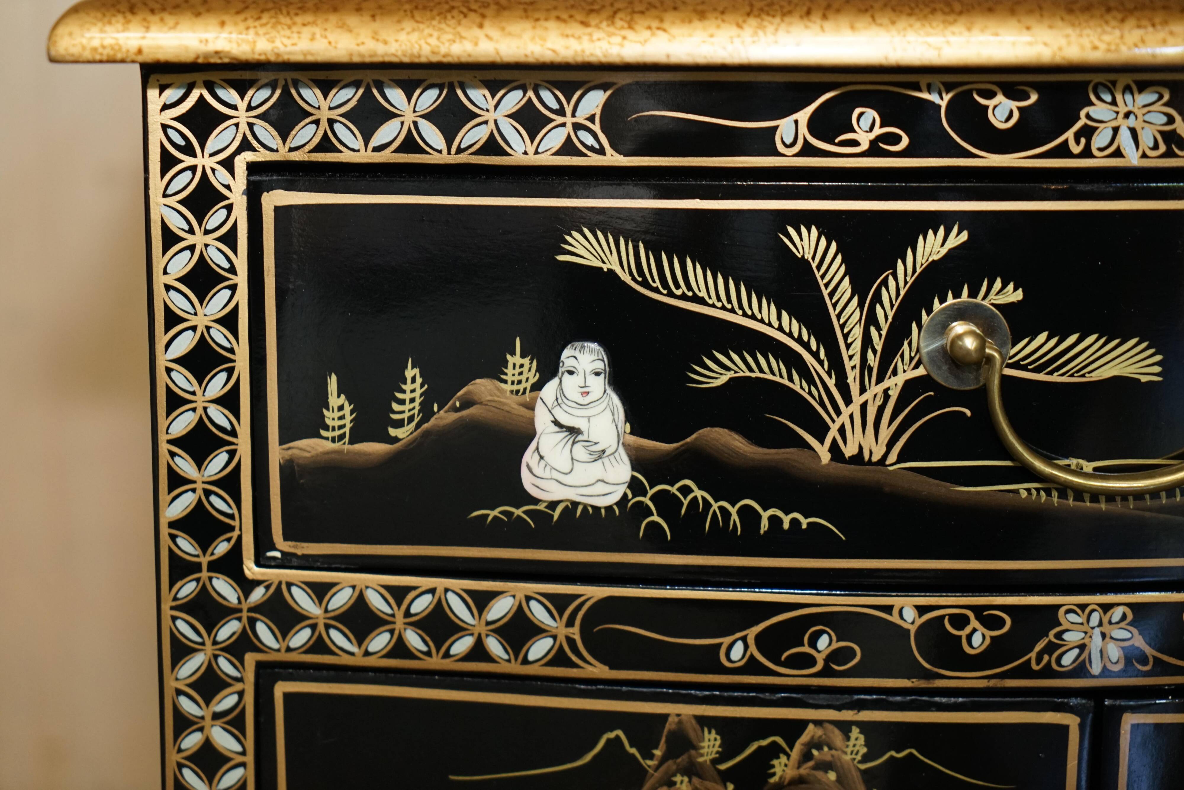 Decorative Chinese buffet in Chinoiserie style in lacquer and steatite.