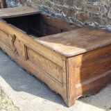 Closed bed chest bench Breton, solid oak pegged wood, nineteenth century