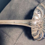Cuillère perçée à soupoudrer en argent