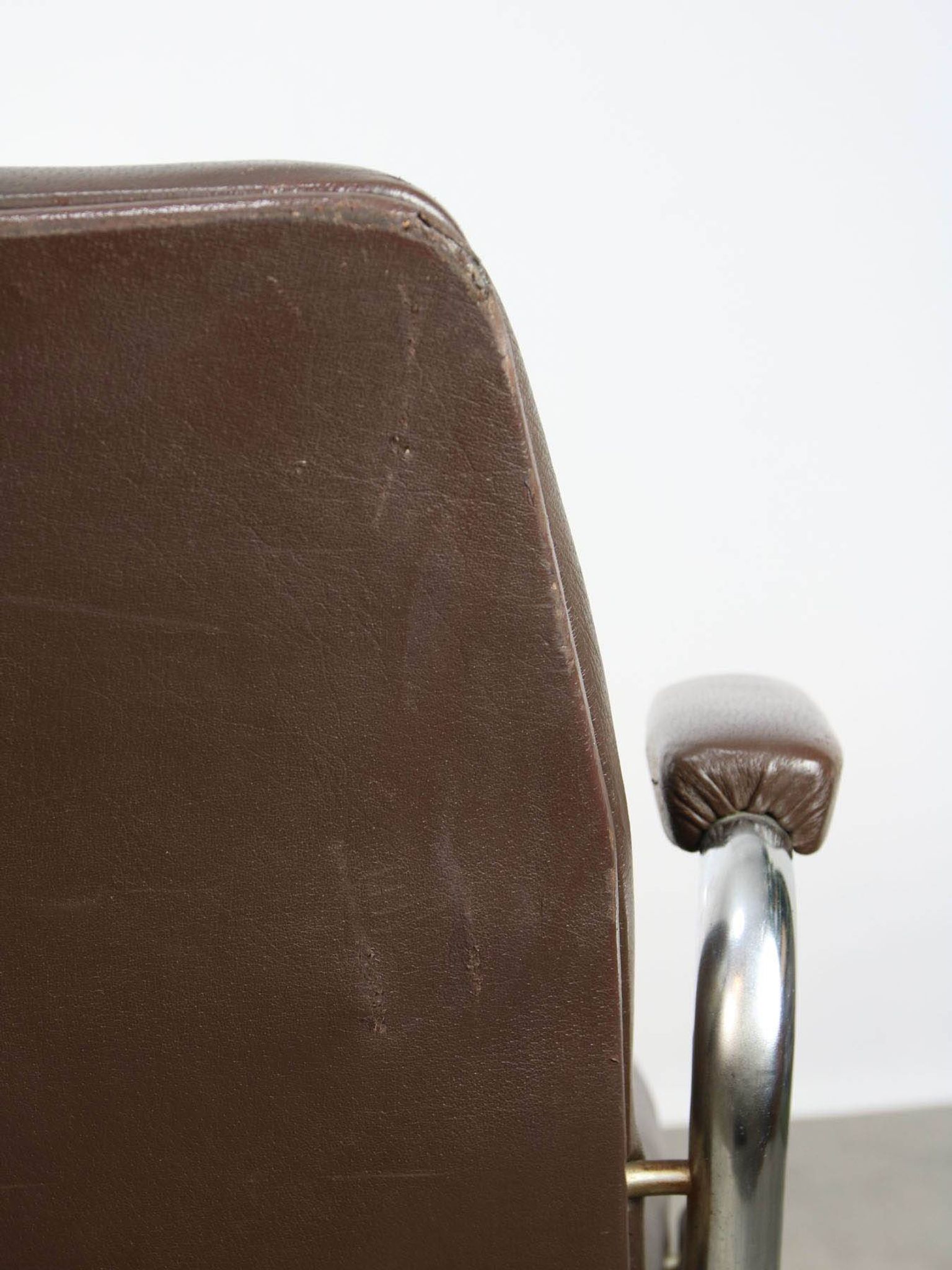 Chaise pivotante en cuir marron italien du milieu du siècle