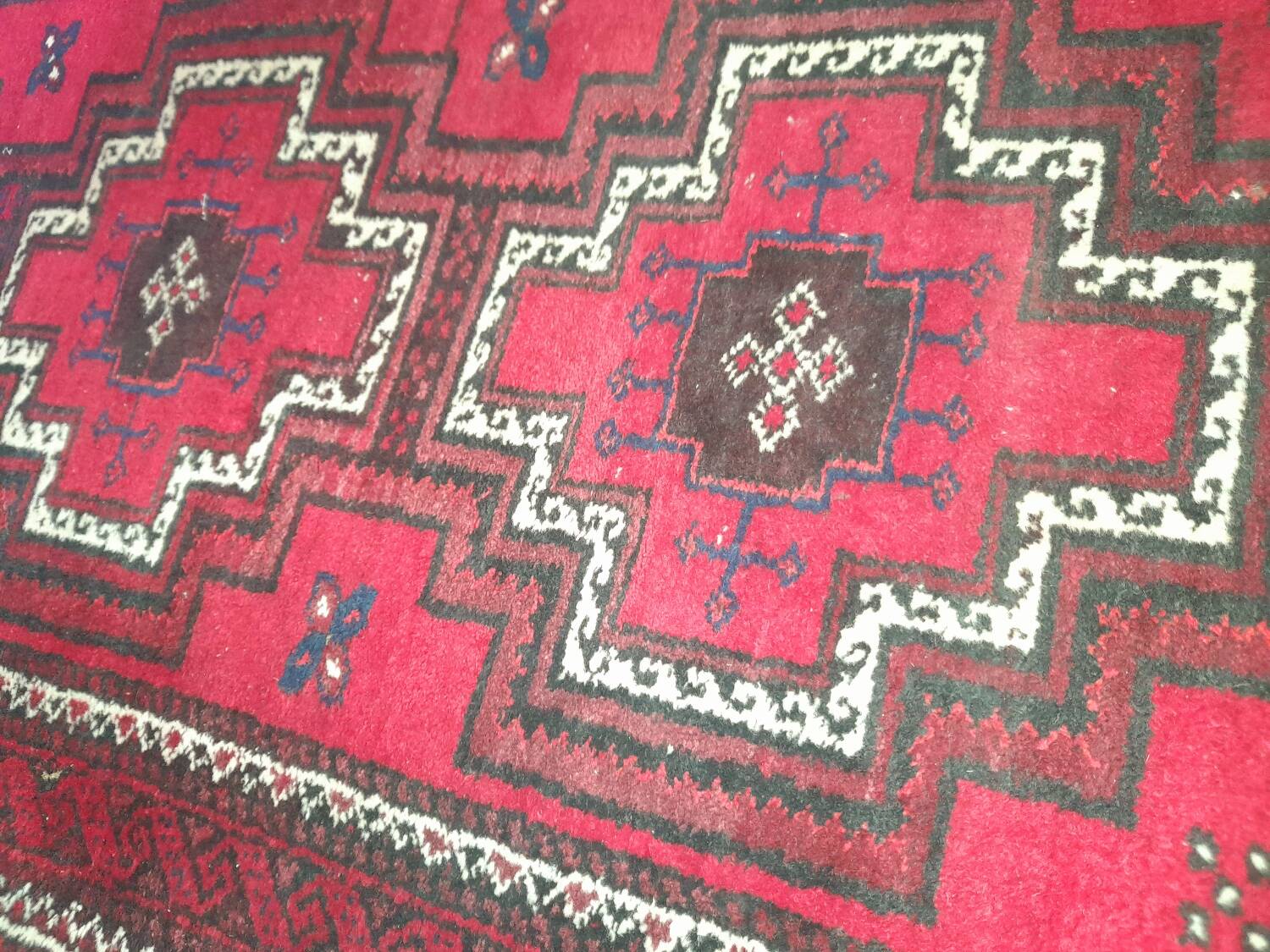 Kazak carpet with a geometric medallion design – Late 20th century 136 x 72 cm