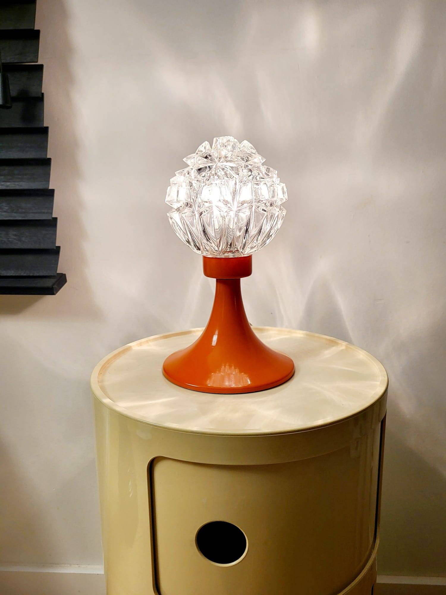 Vintage space age tafellamp uit de jaren 60 met lampenkap in glas
