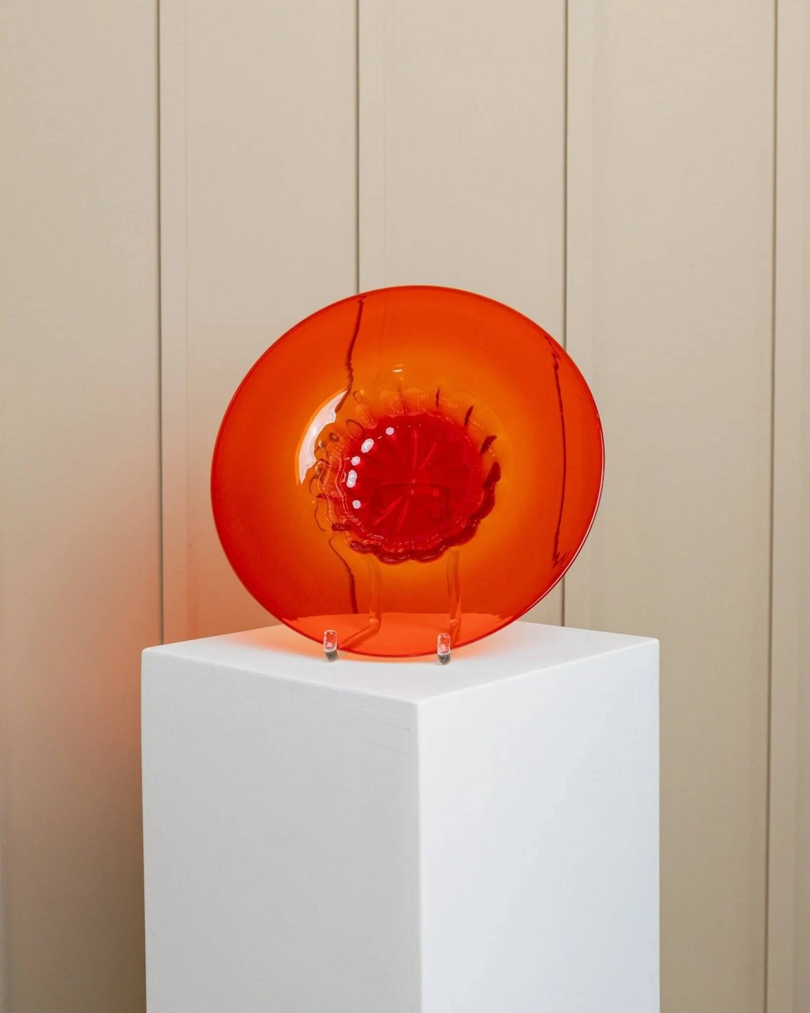 Bol en verre de Murano XL, années 1920, rouge vif avec médaillon central strié, verre décoratif.