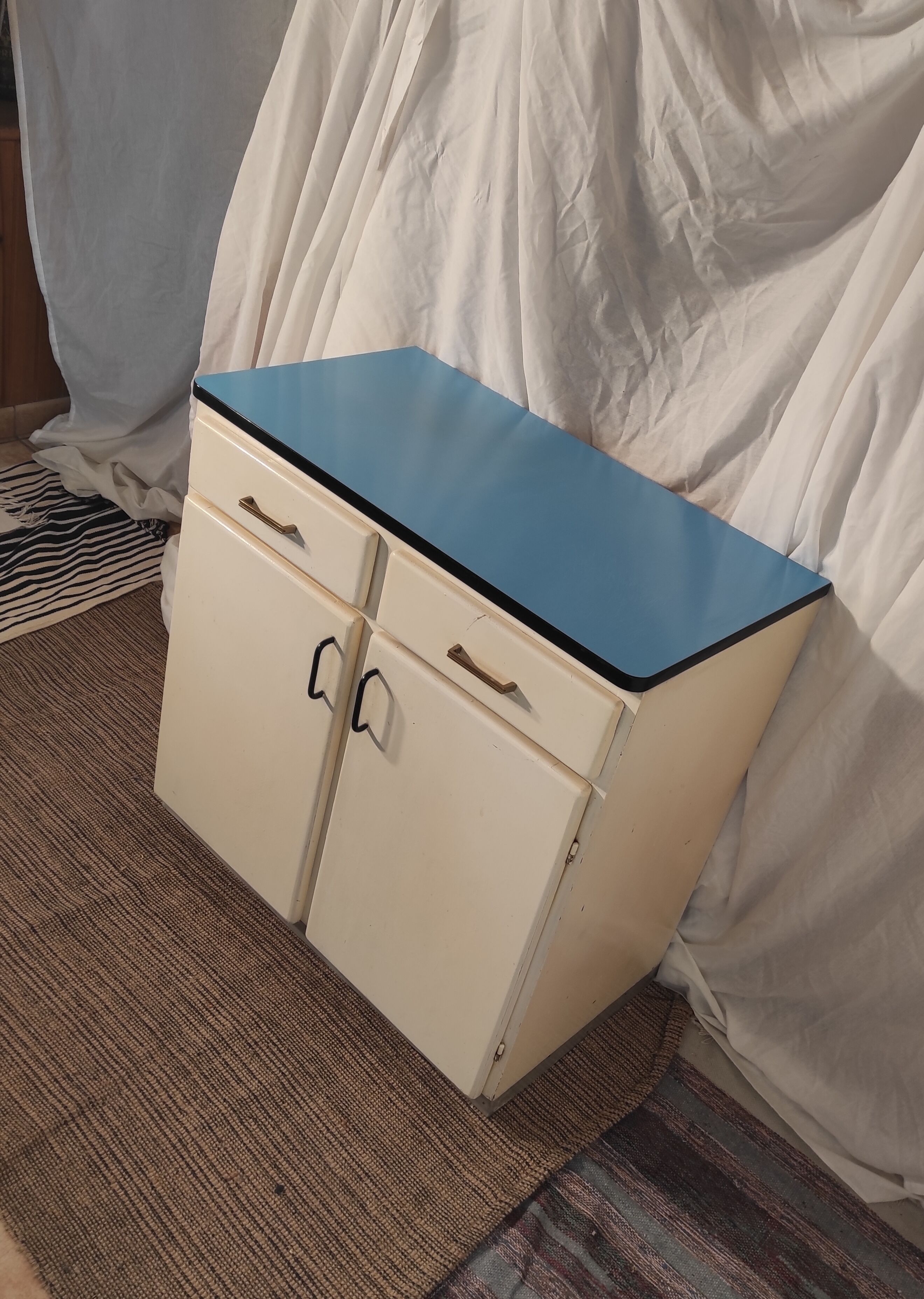 Mado furniture in blue formica two doors