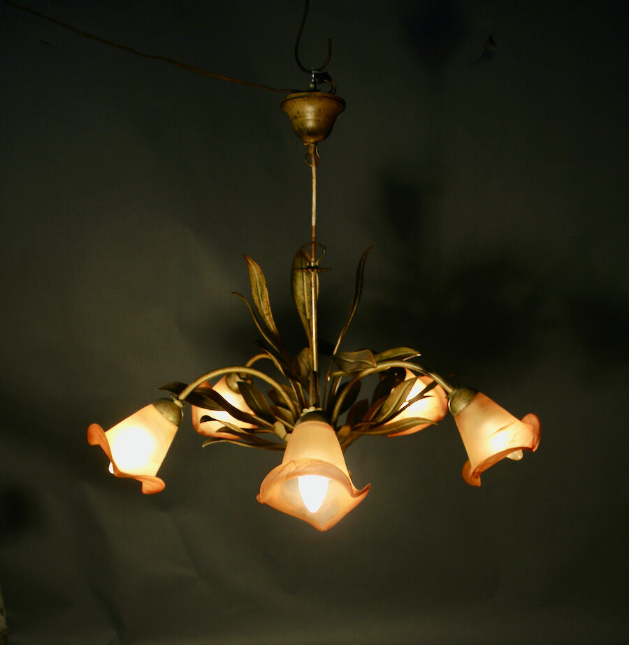 Chandelier leaf décor with 5 tulips of light