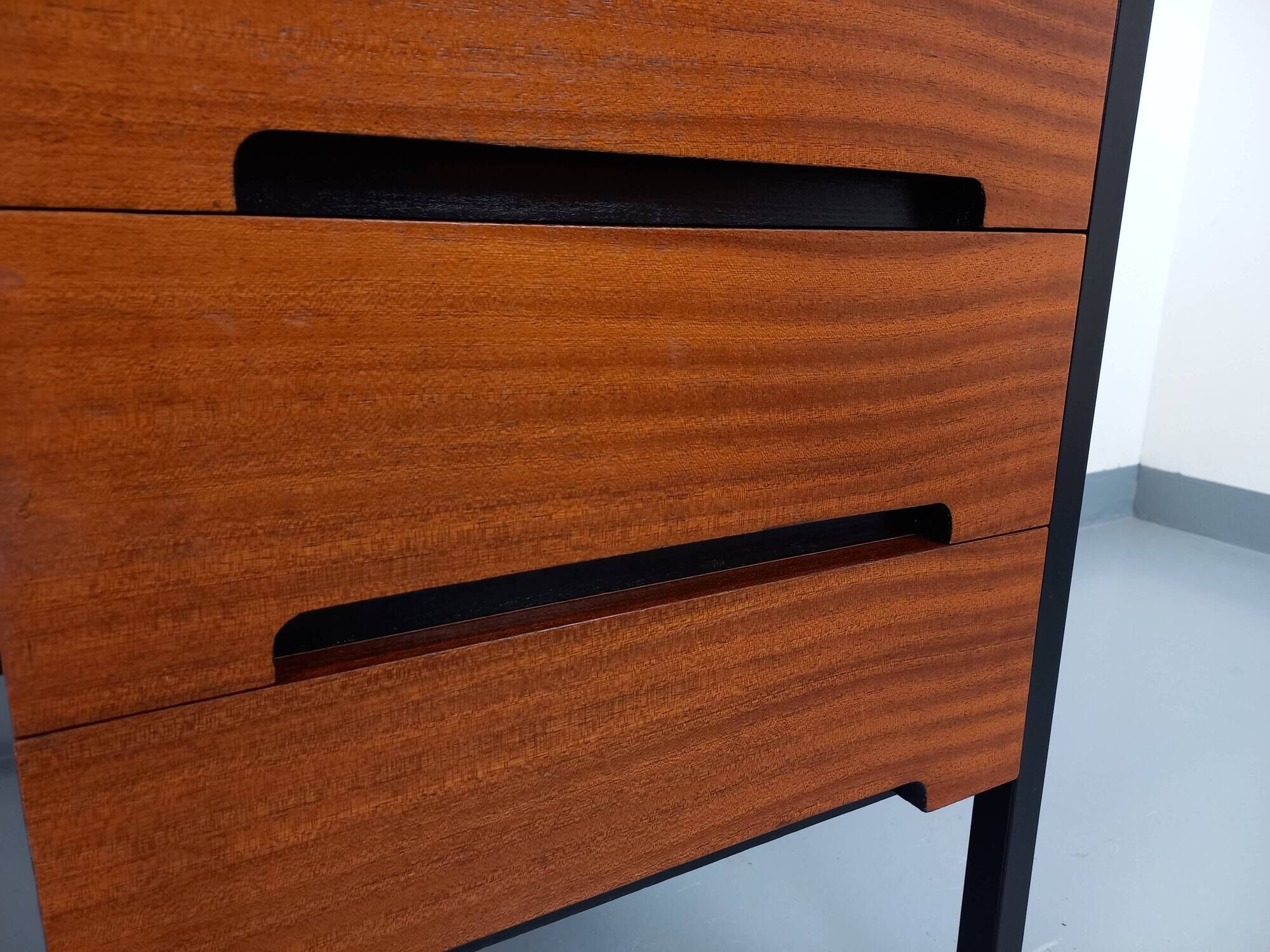 Vintage modernist double-sided desk in mahogany and black metal from the 1960s