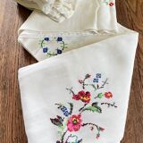 Embroidered tablecloth and 12 vintage napkins