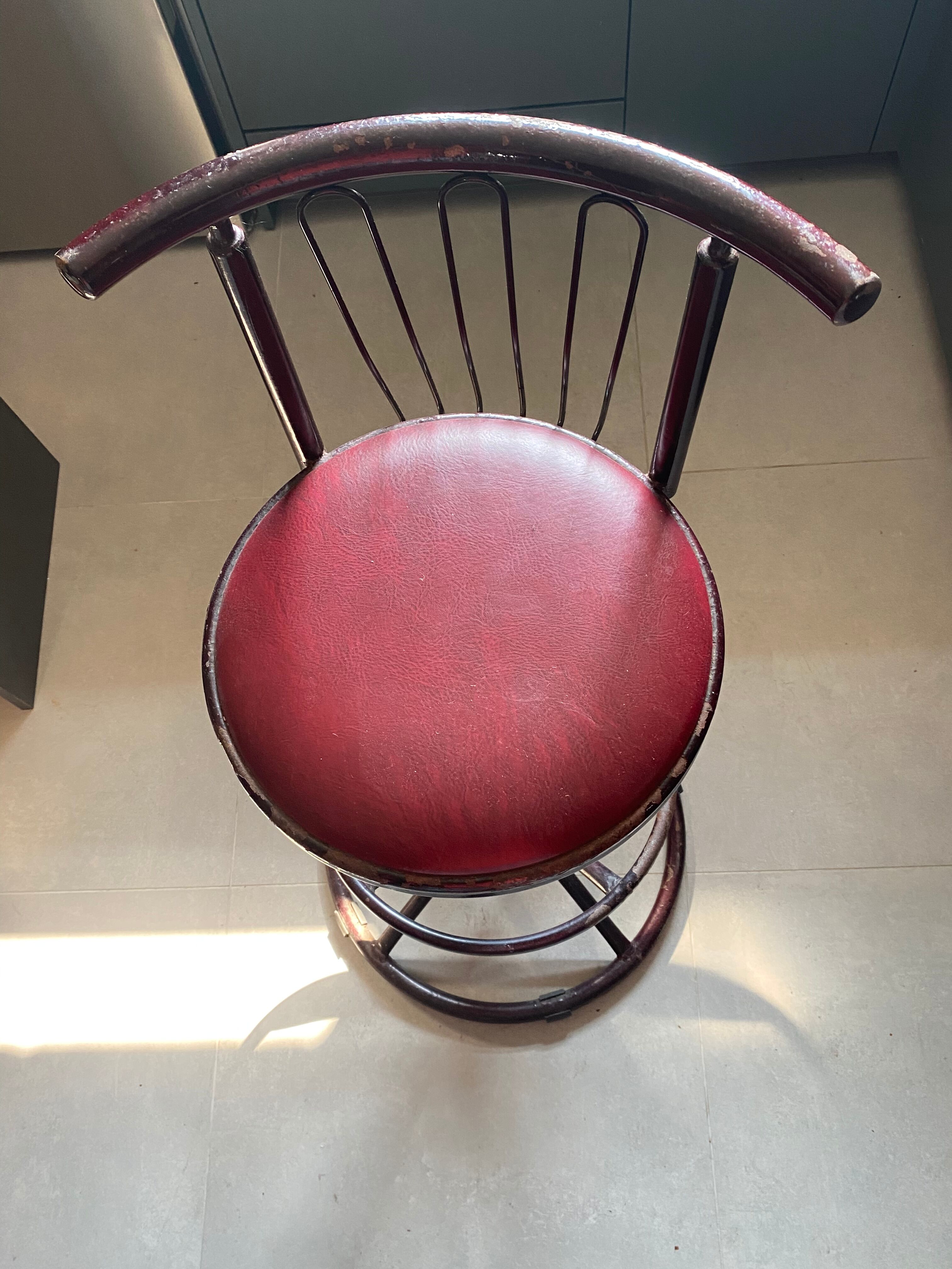Swivel bar stool