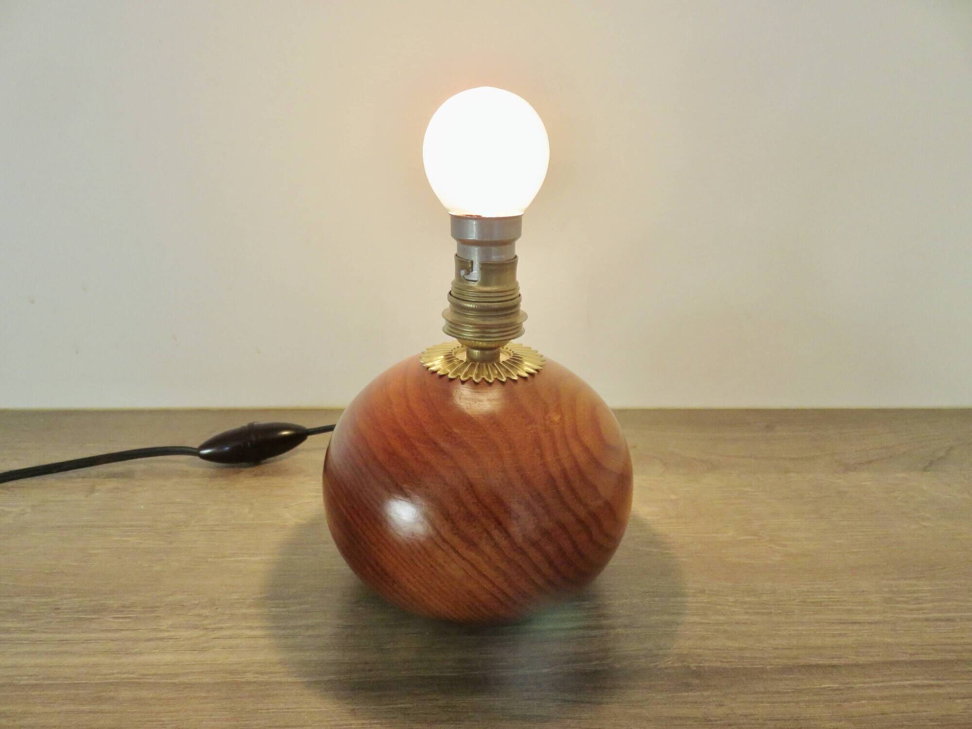 Lampe en bois blond et laiton doré, années 50-60