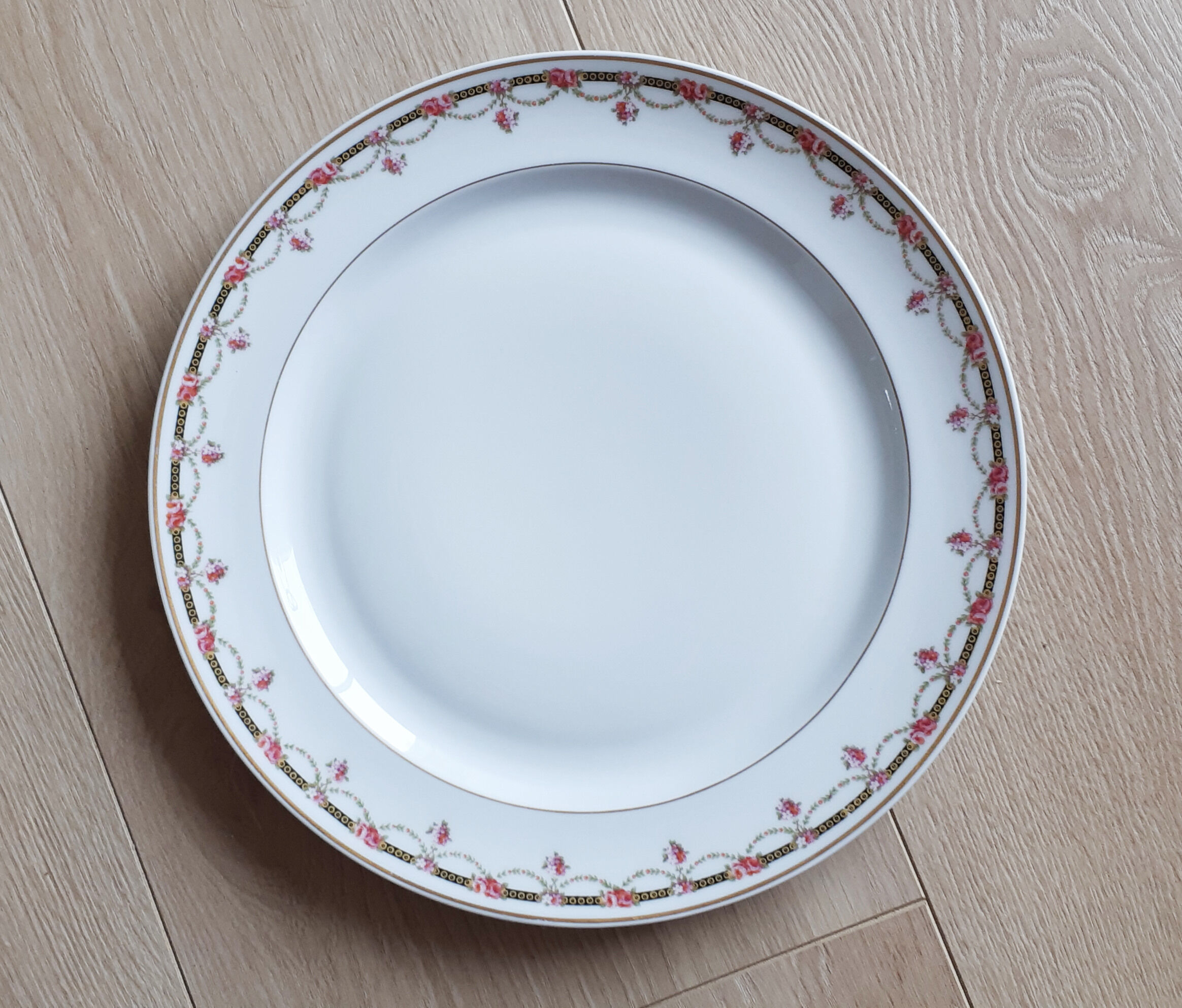 Flat plates (6) in Limoges porcelain