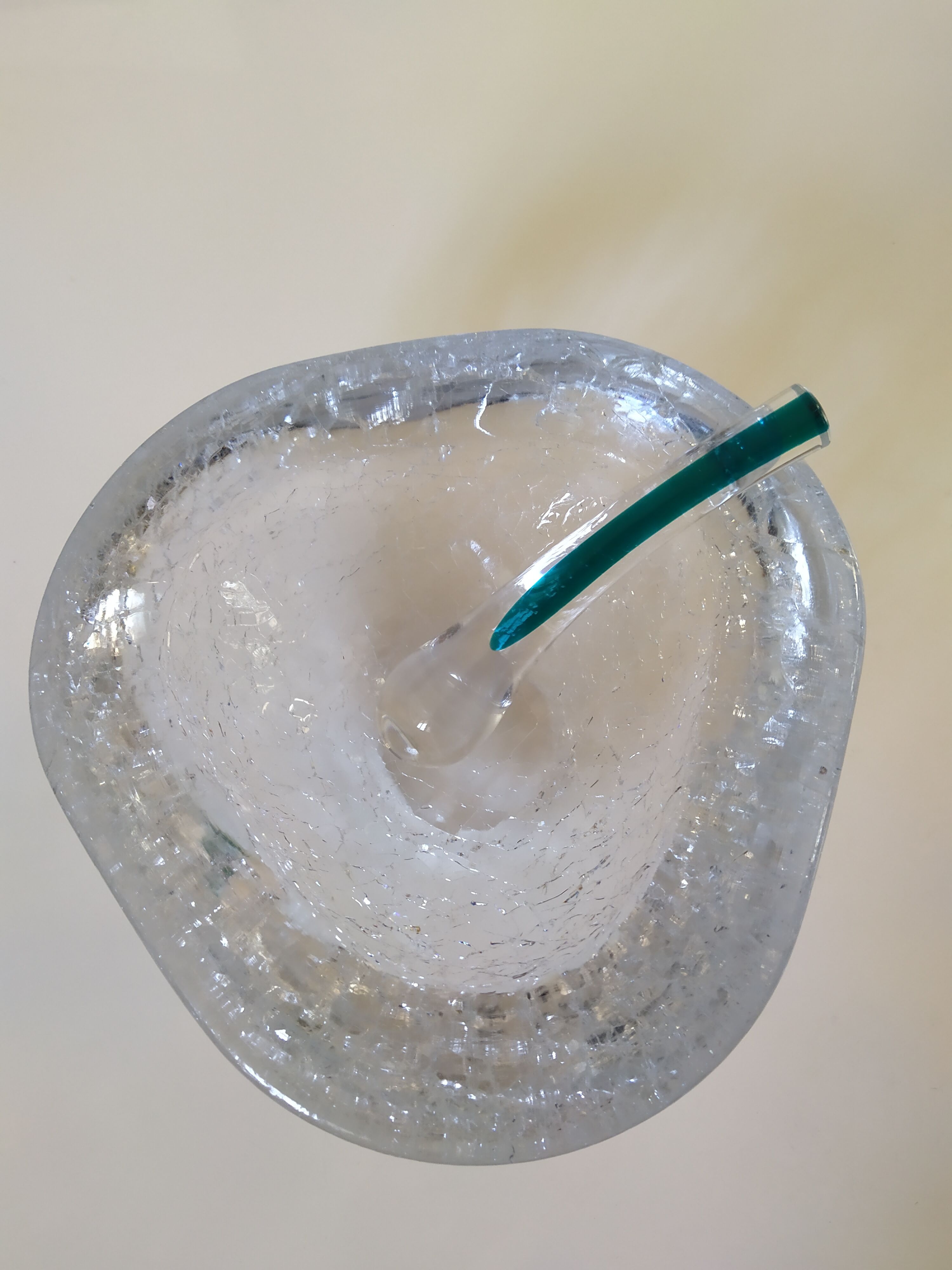 Imposing cracked glass mortar