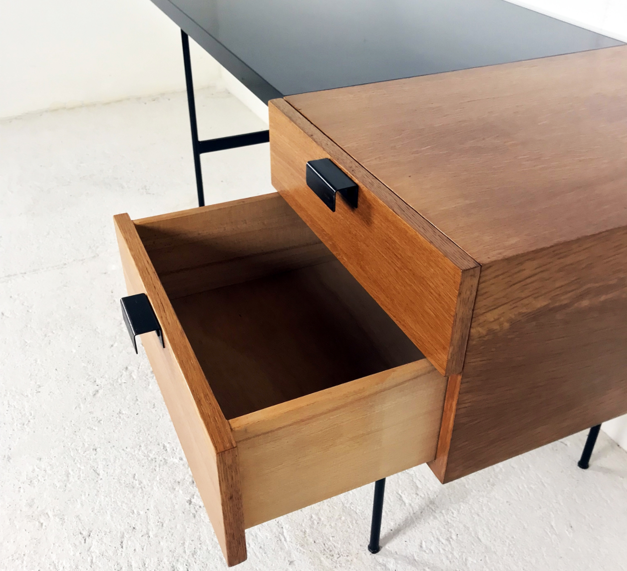Bureau CM141 par Pierre Paulin