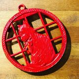 Under dish cast iron cat