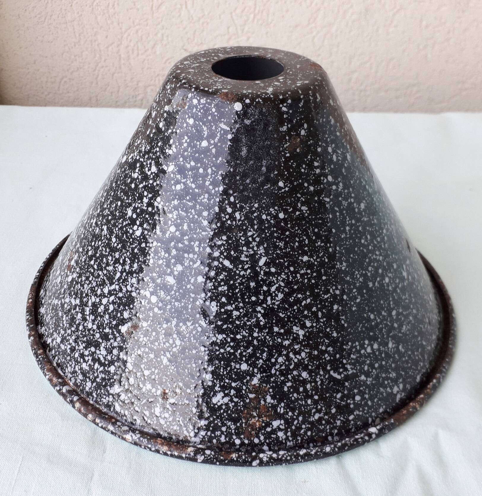 Enamelled sheet metal lampshade