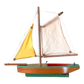 Barque voilier de bassin coque 1/2 creuse de la marque Giraud Sauveur